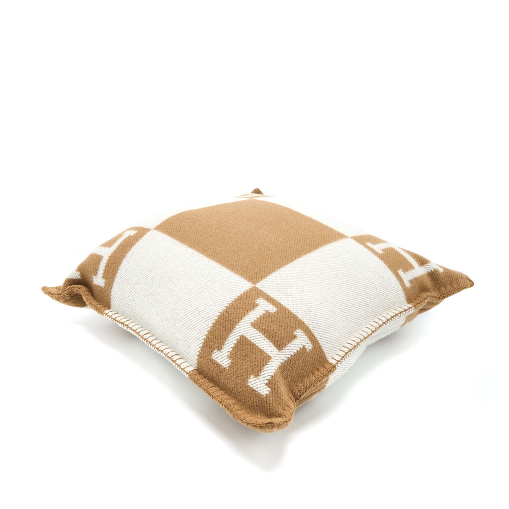 hermes-avalon-pillow-small-model-ecru-camel-1