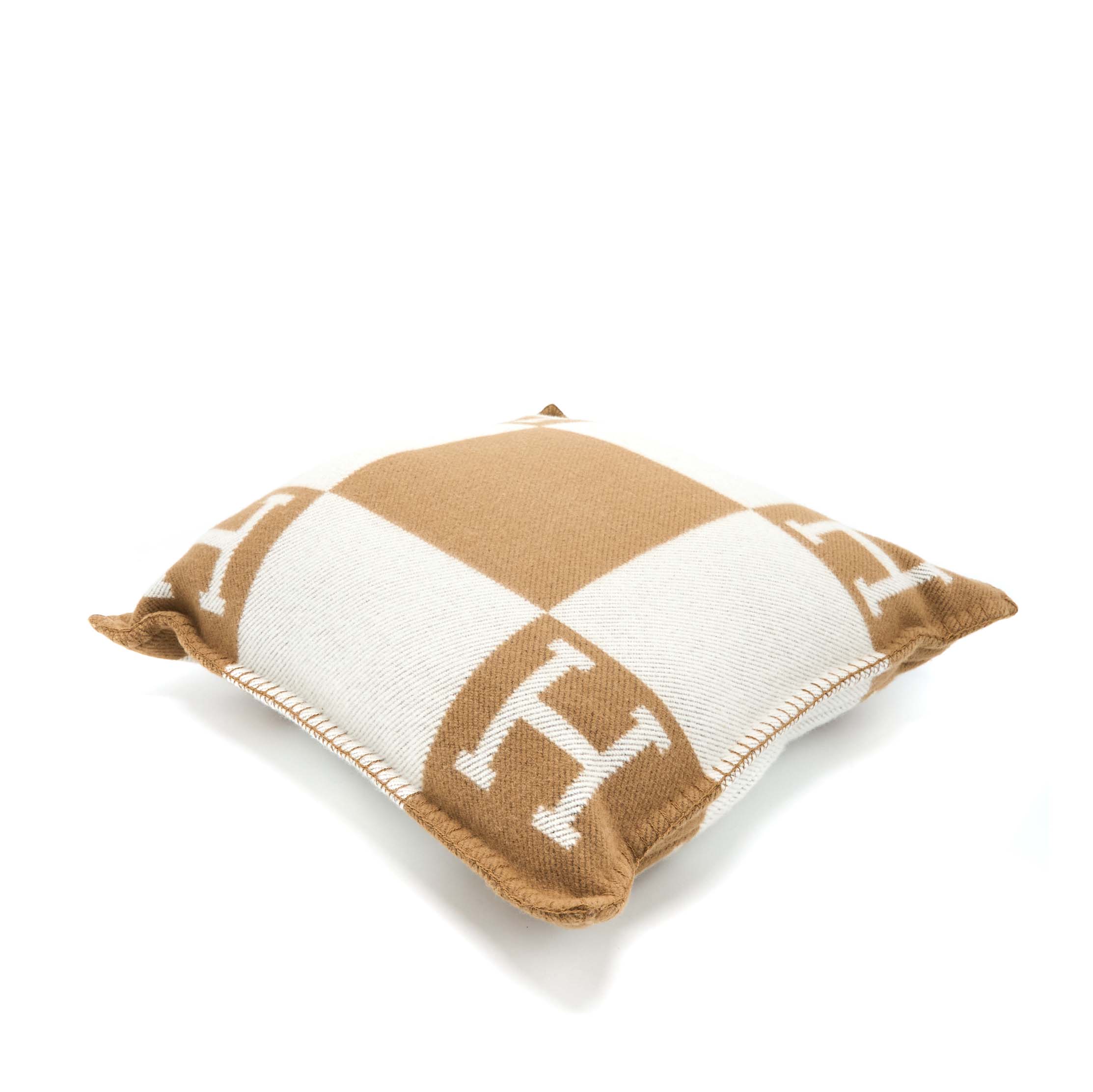 hermes-avalon-pillow-small-model-ecru-camel-1