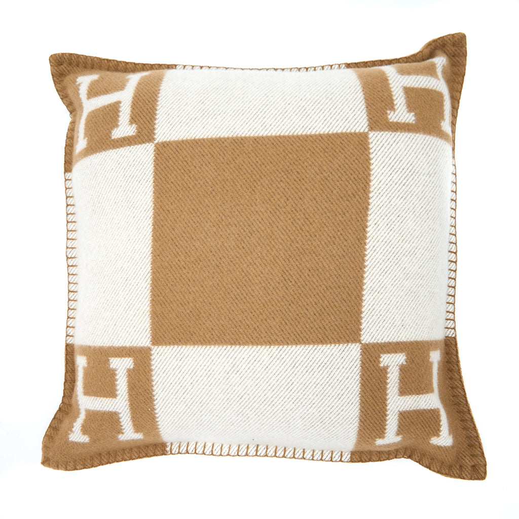 hermes-avalon-pillow-small-model-ecru-camel-1