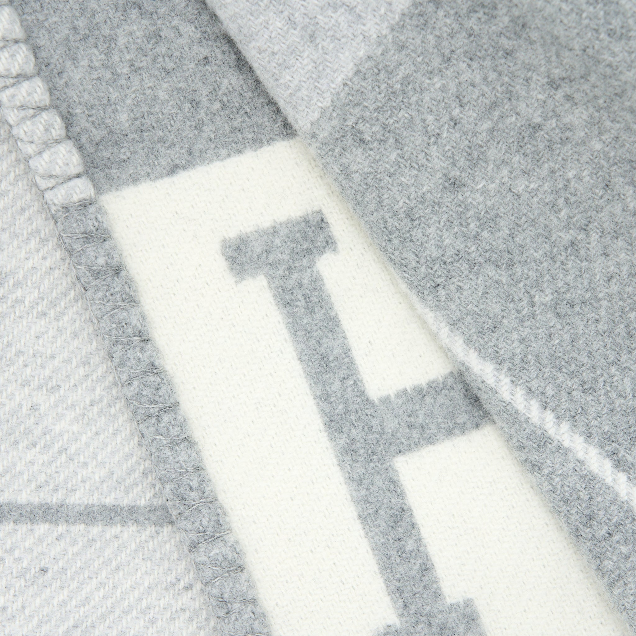 hermes-avalon-throw-blanket-ecru-gris-clair-1