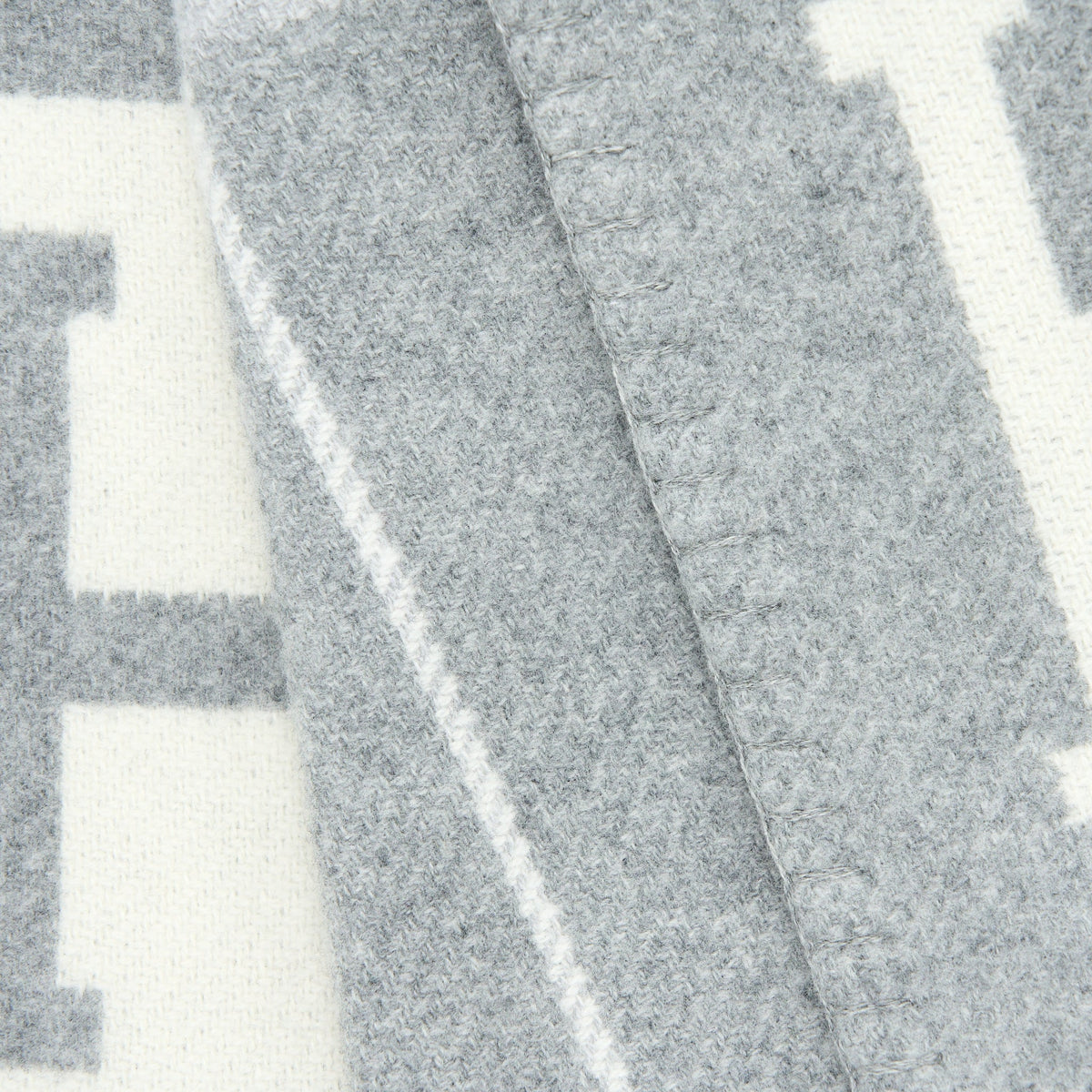 hermes-avalon-throw-blanket-ecru-gris-clair-1