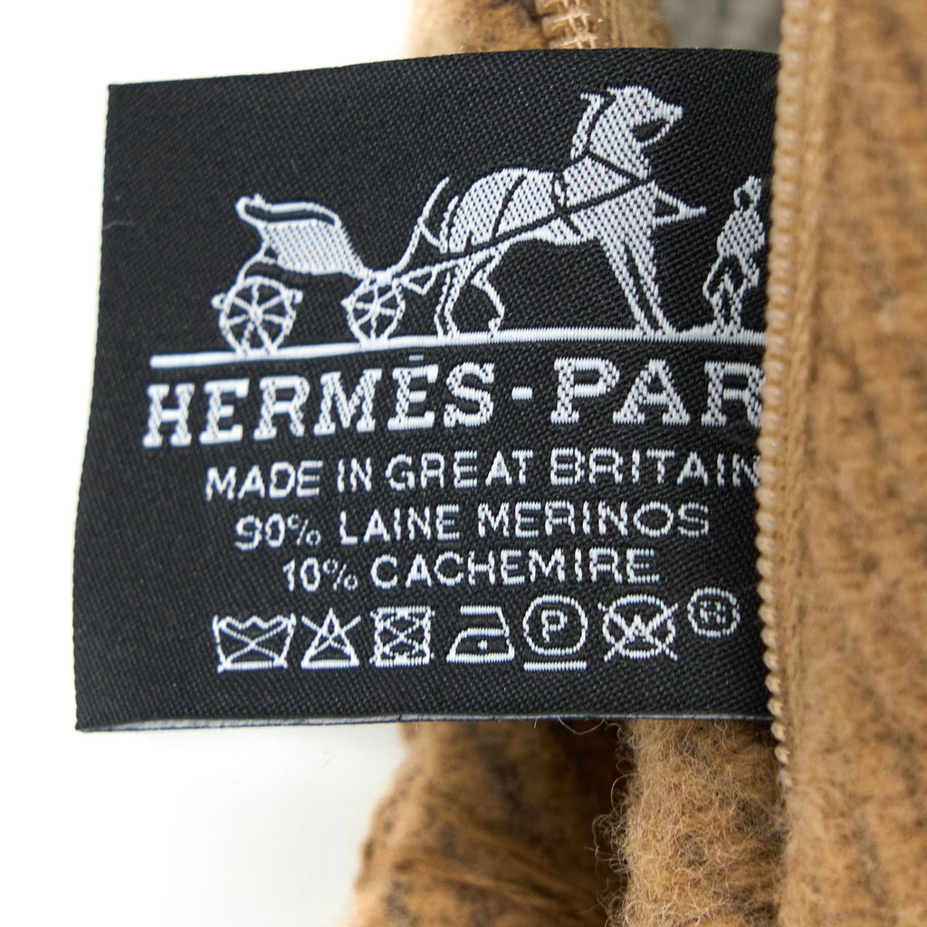 hermes-avalon-pillow-small-model-ecru-camel-1