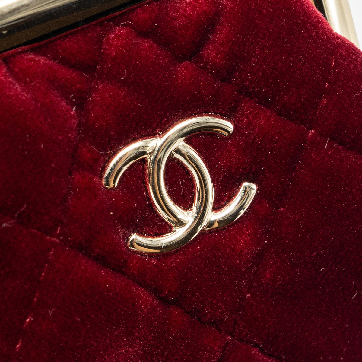 chanel-22b-mini-clutch-velvet-red-ghw-microchip