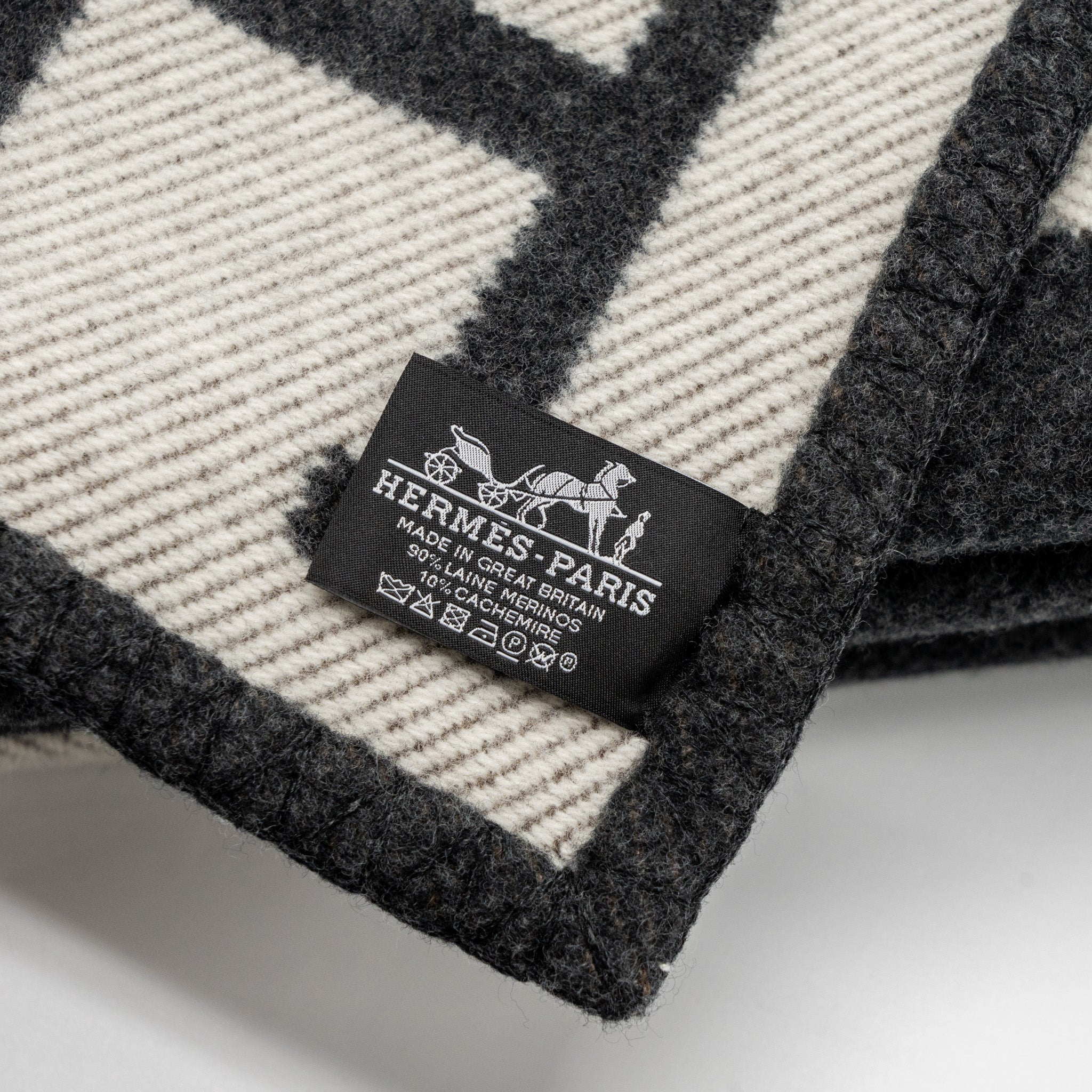 hermes-avalon-throw-blanket-ecru-gris-fonce-1