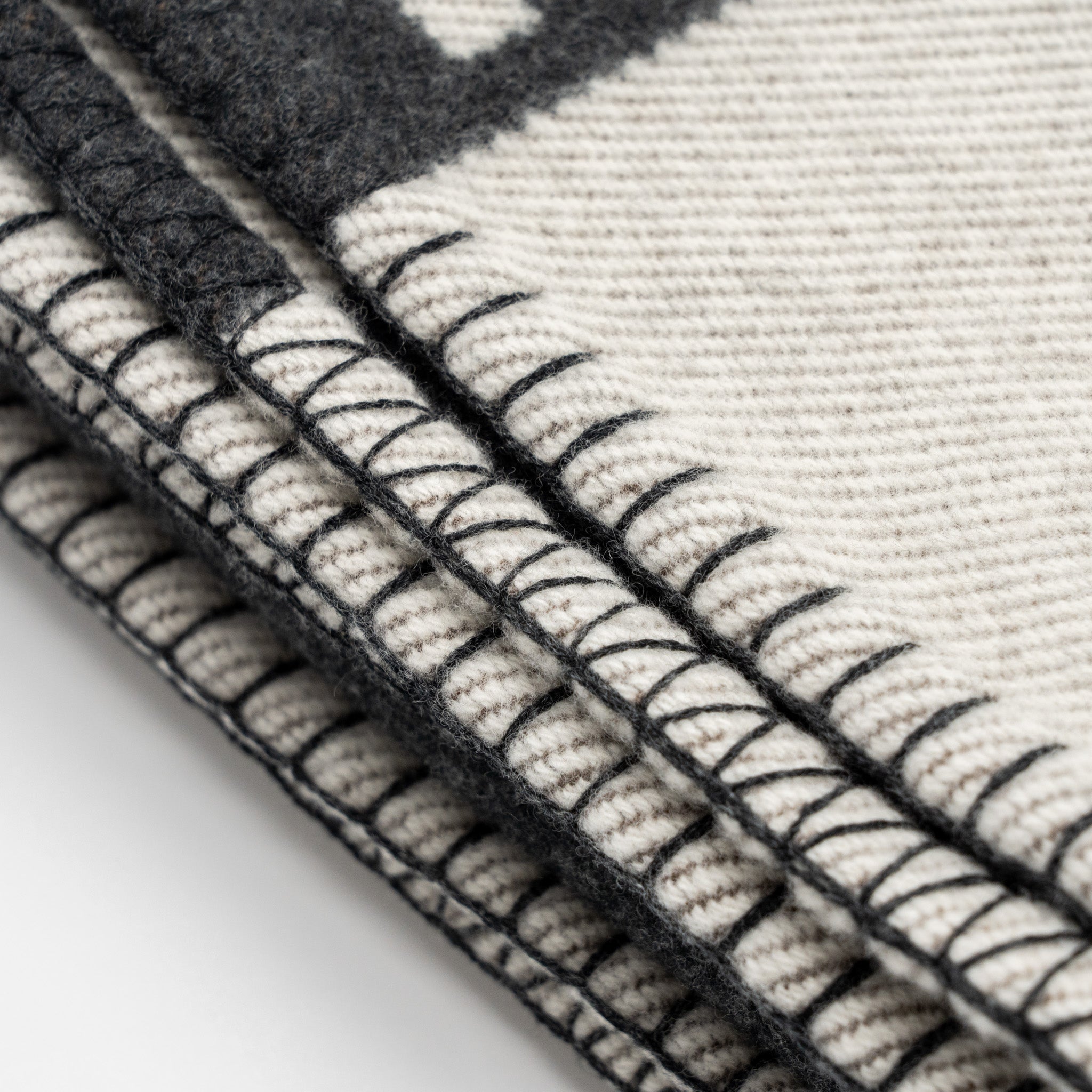 hermes-avalon-throw-blanket-ecru-gris-fonce-1