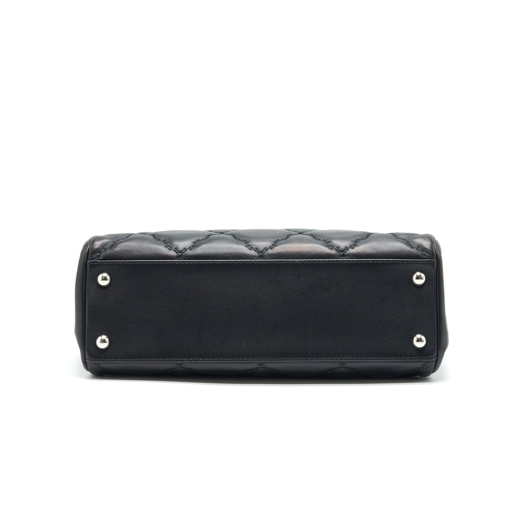chanel-quilted-tote-bag-serial-17