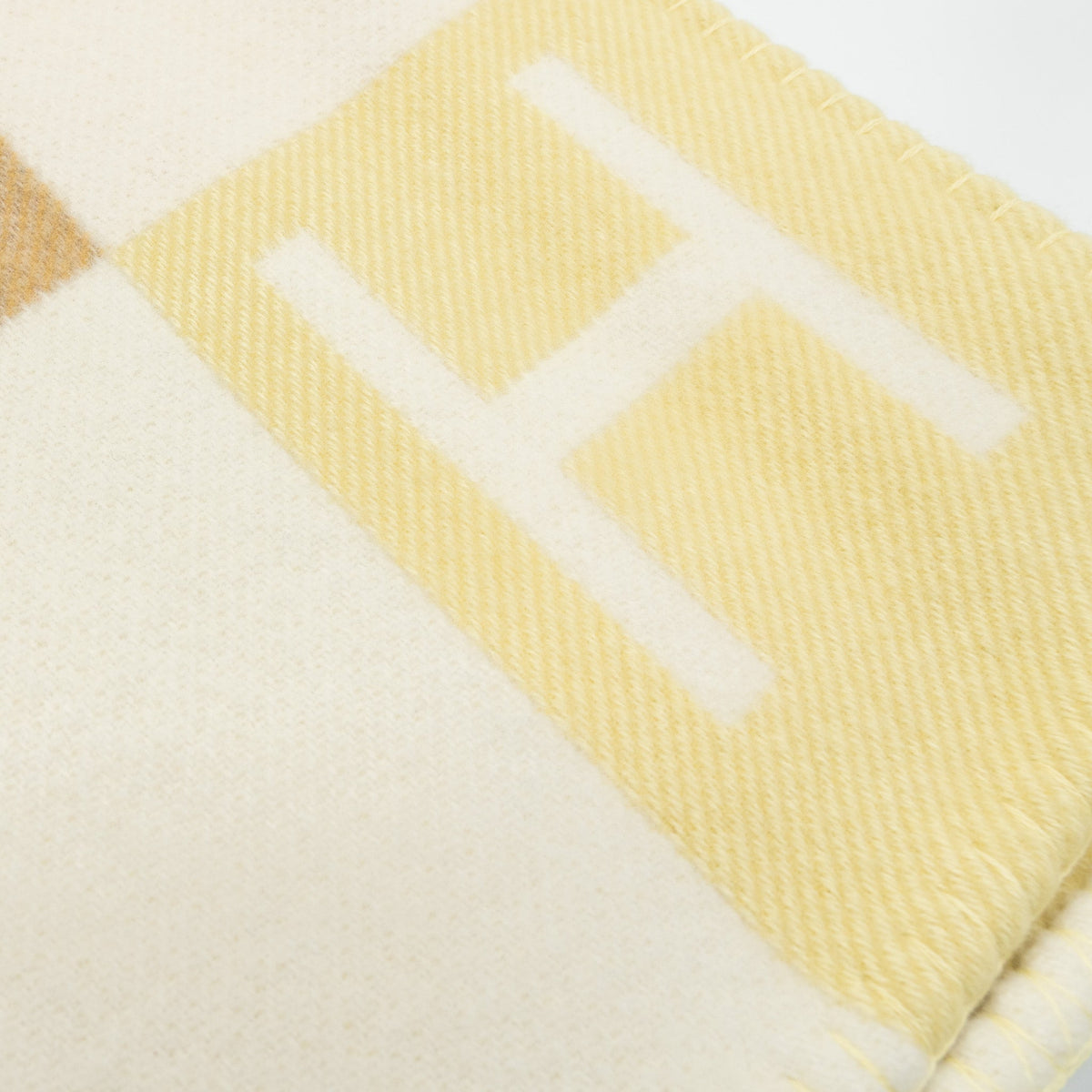 hermes-avalon-vibration-throw-blanket-tisane