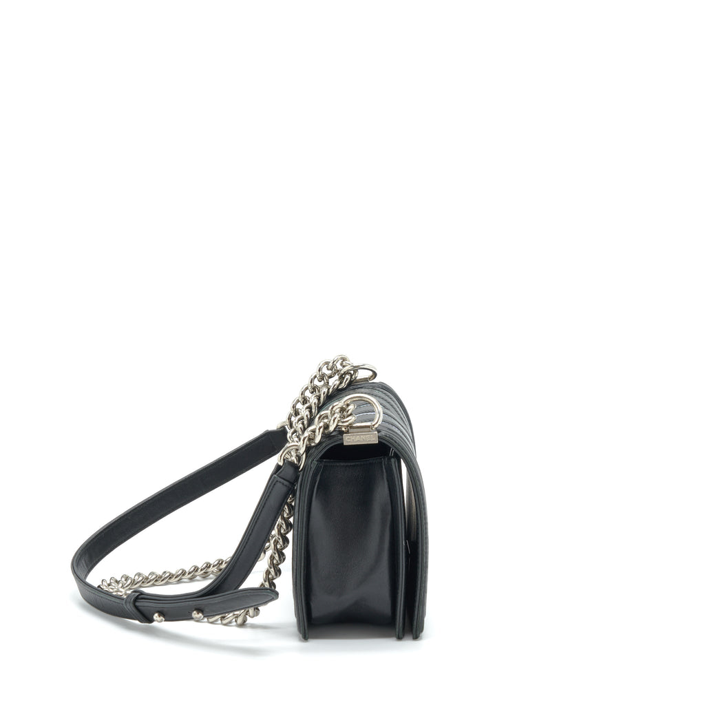chanel-medium-boy-chevron-lambskin-black-silver-shw