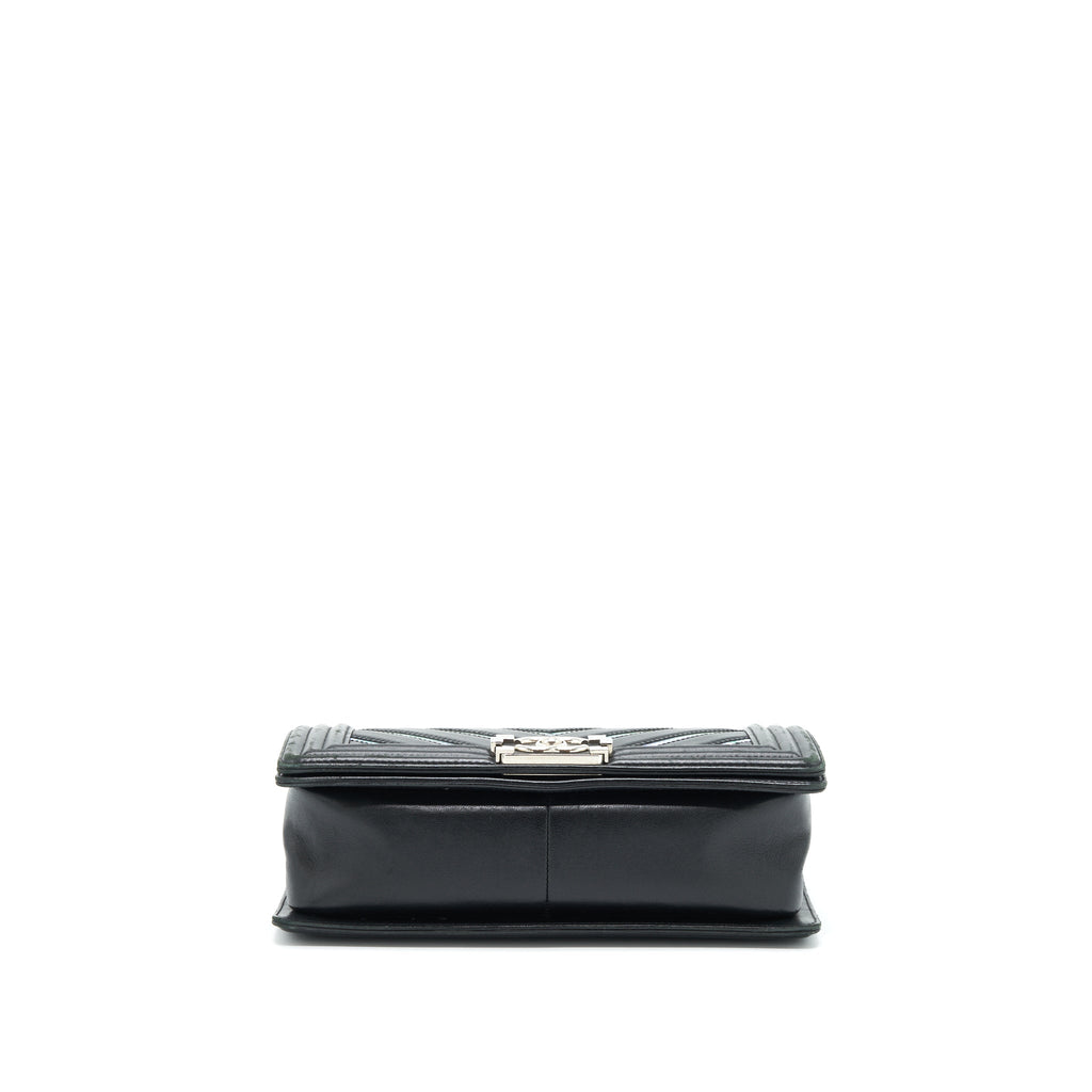 chanel-medium-boy-chevron-lambskin-black-silver-shw