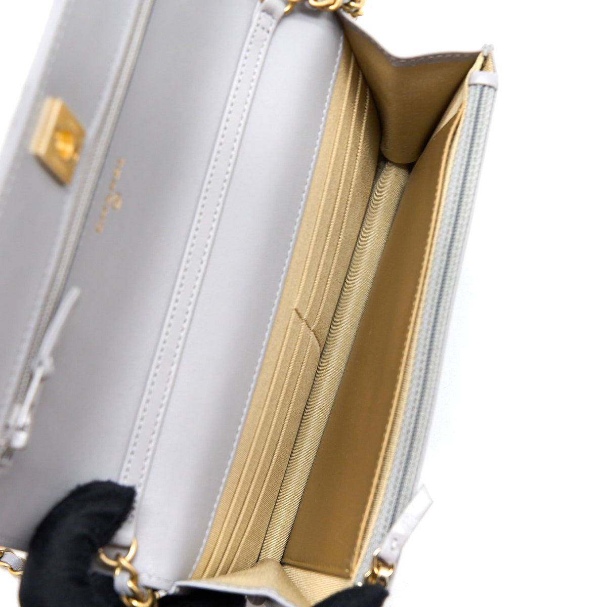 chanel-pearl-crush-wallet-on-chain-light-grey-ghw-microchip