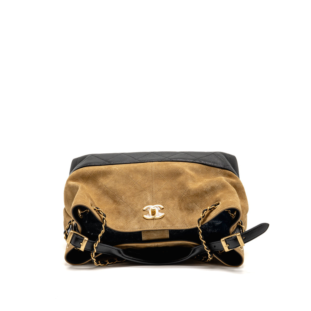 chanel-metiers-d-art-small-shopping-bag-suede-shiny-lambskin-beige-black-ghw-microchip