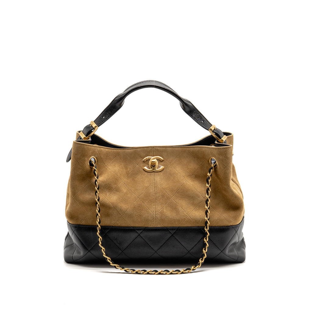 chanel-metiers-d-art-small-shopping-bag-suede-shiny-lambskin-beige-black-ghw-microchip