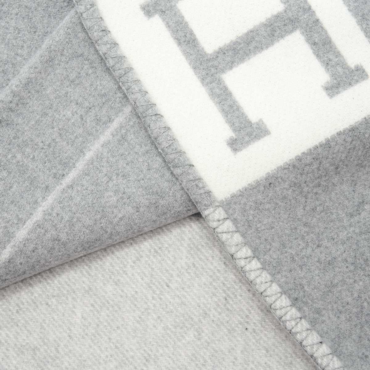 hermes-avalon-throw-blanket-ecru-gris-clair