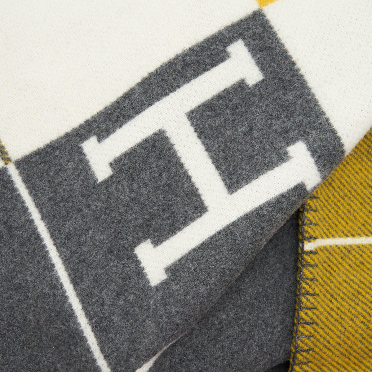hermes-avalon-throw-blanket-gris-soleil-2