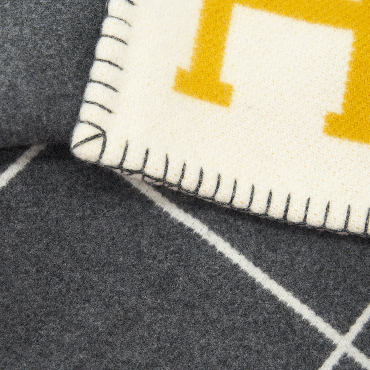 hermes-avalon-throw-blanket-gris-soleil-2