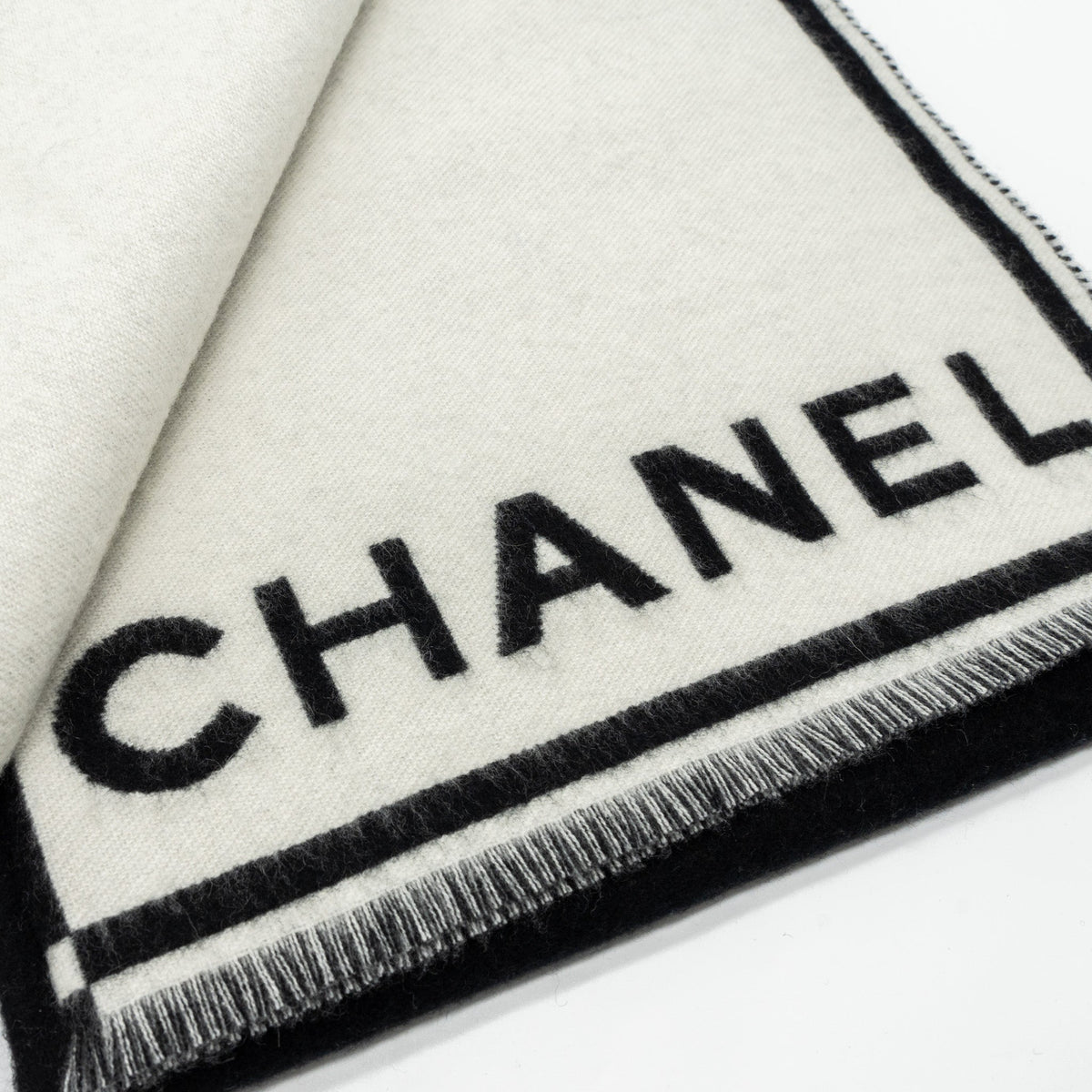 chanel-letter-cc-logo-cashmere-scarf-black-white