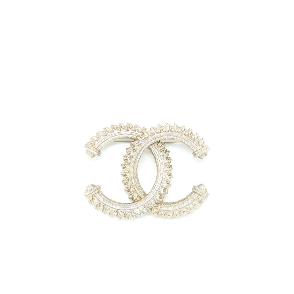 chanel-cc-logo-brooch-brushed-light-gold-tone
