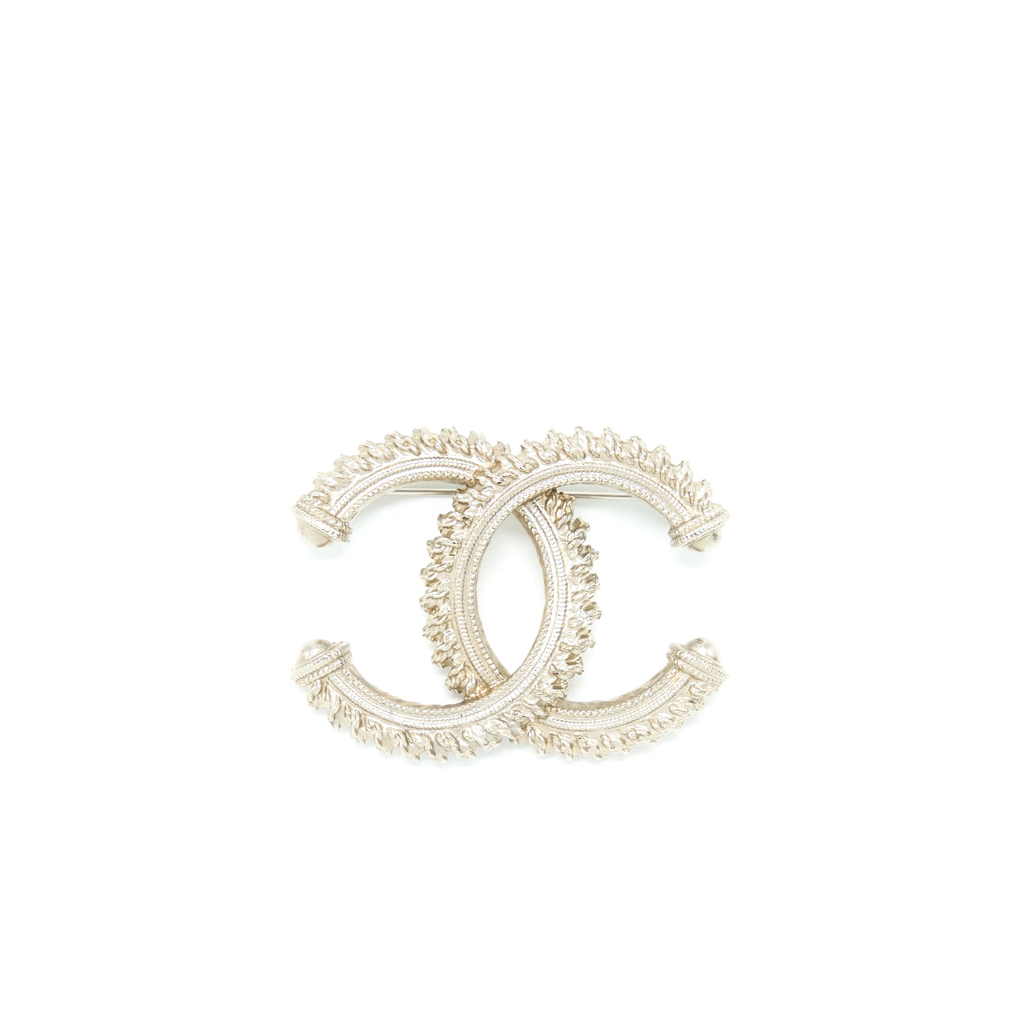 chanel-cc-logo-brooch-brushed-light-gold-tone