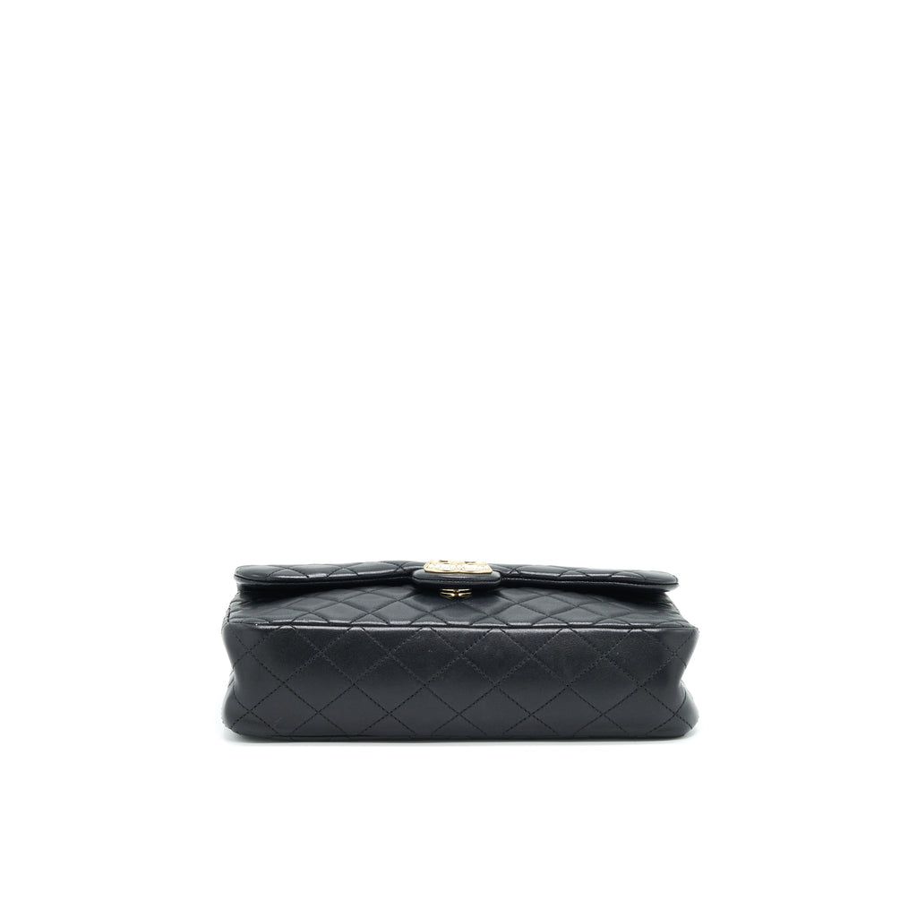 chanel-quilted-cc-pearl-logo-shoulder-flap-bag-with-chain