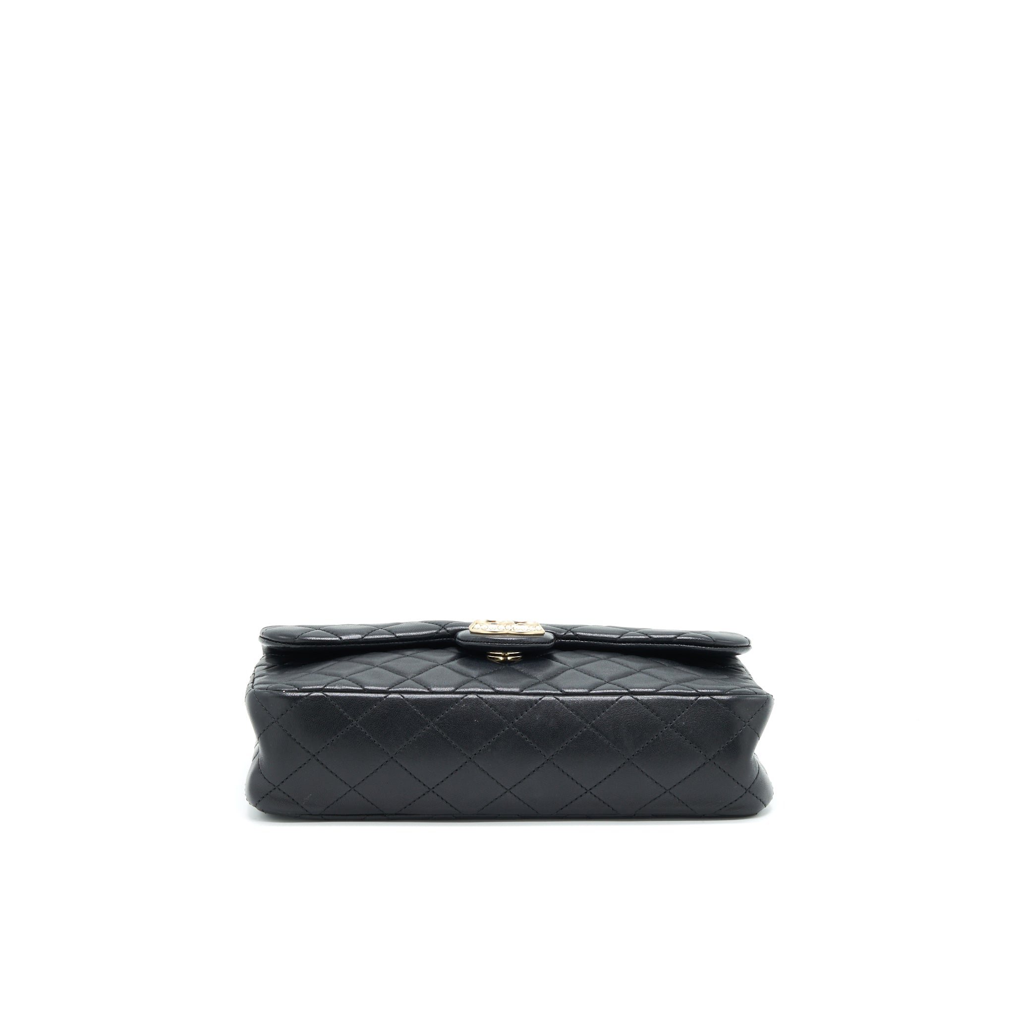 chanel-quilted-cc-pearl-logo-shoulder-flap-bag-with-chain