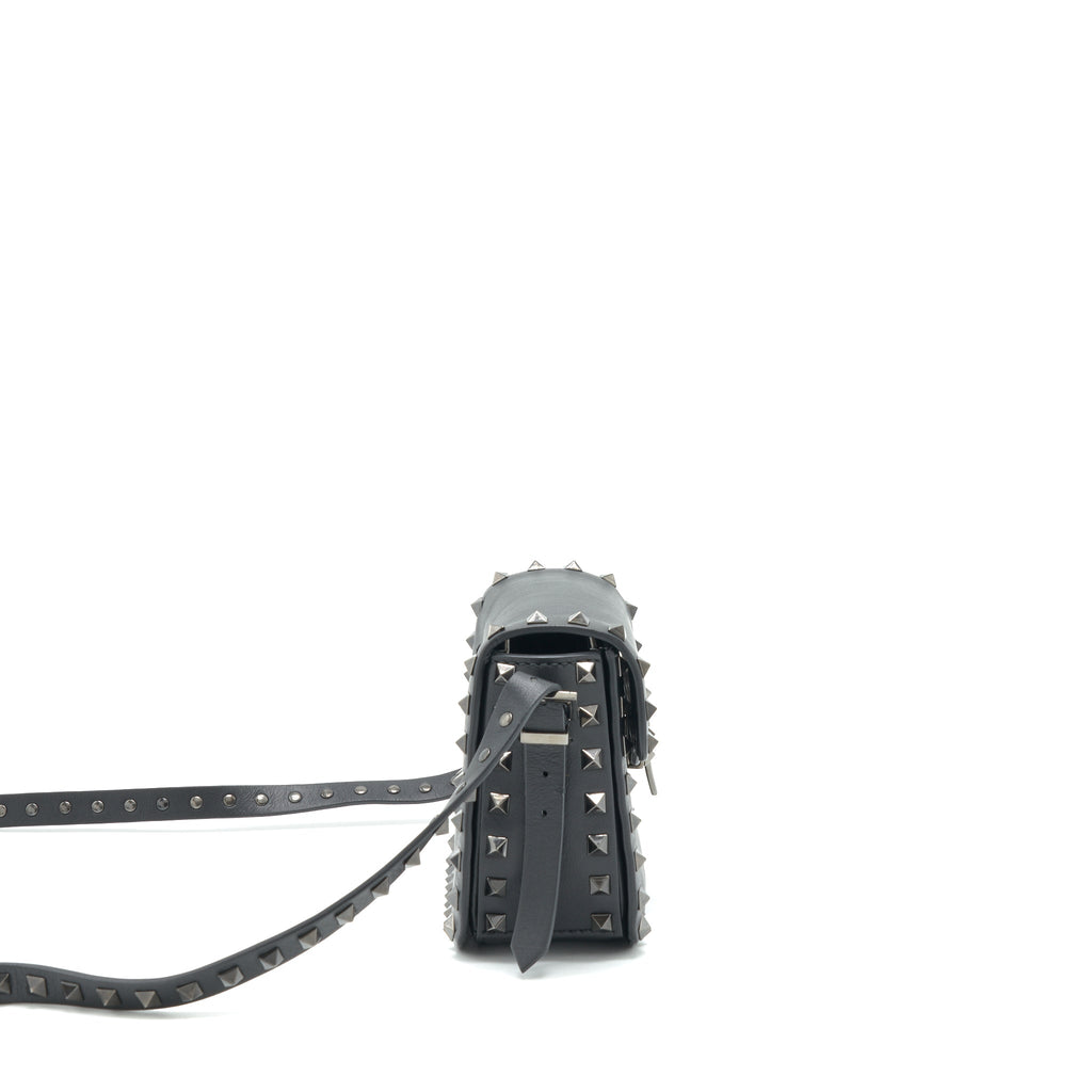 valentino-garavani-small-rockstud-grainy-calfskin-crossbody-bag-black-shw