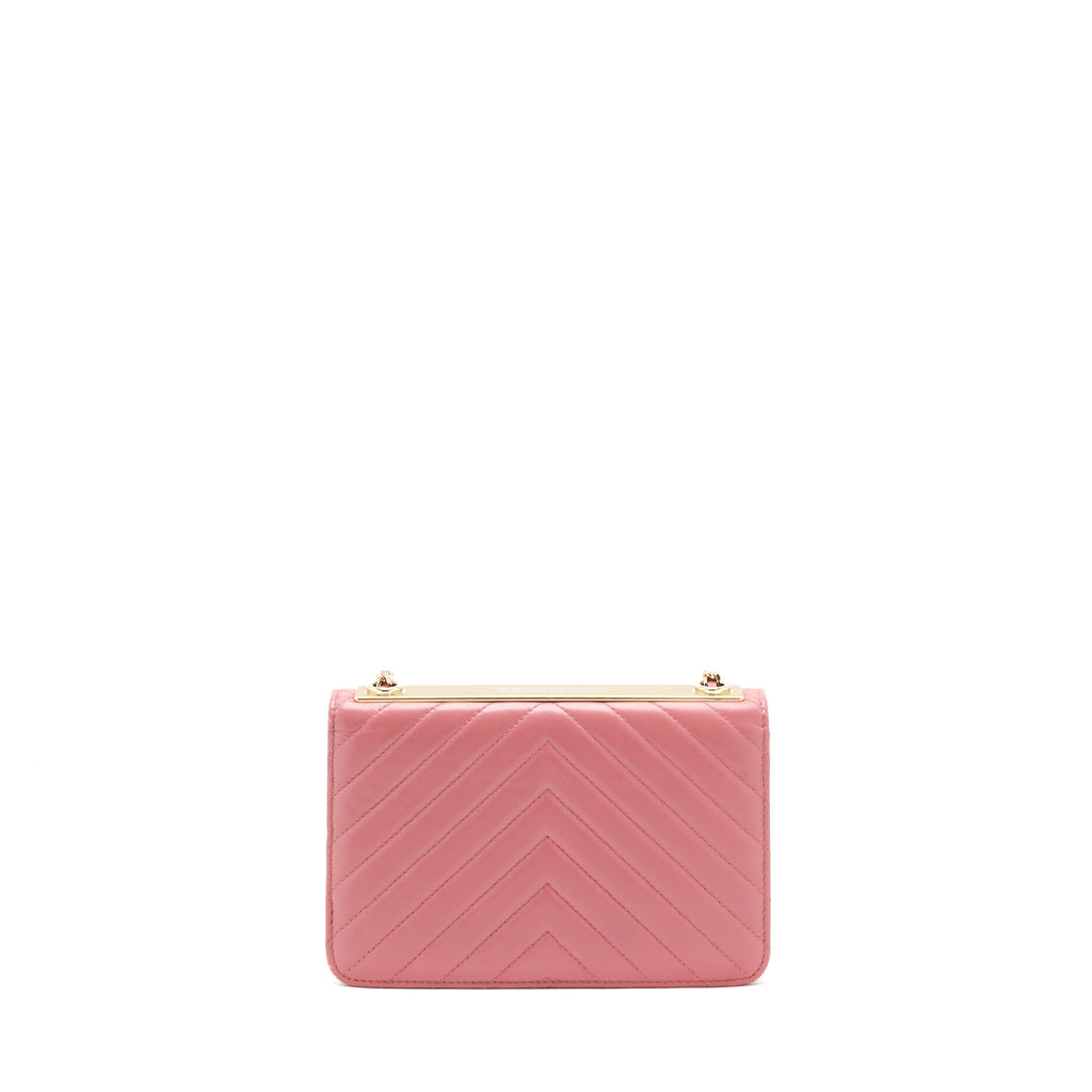 chanel-chevron-trendy-cc-wallet-on-chain-lambskin-pink-lghw