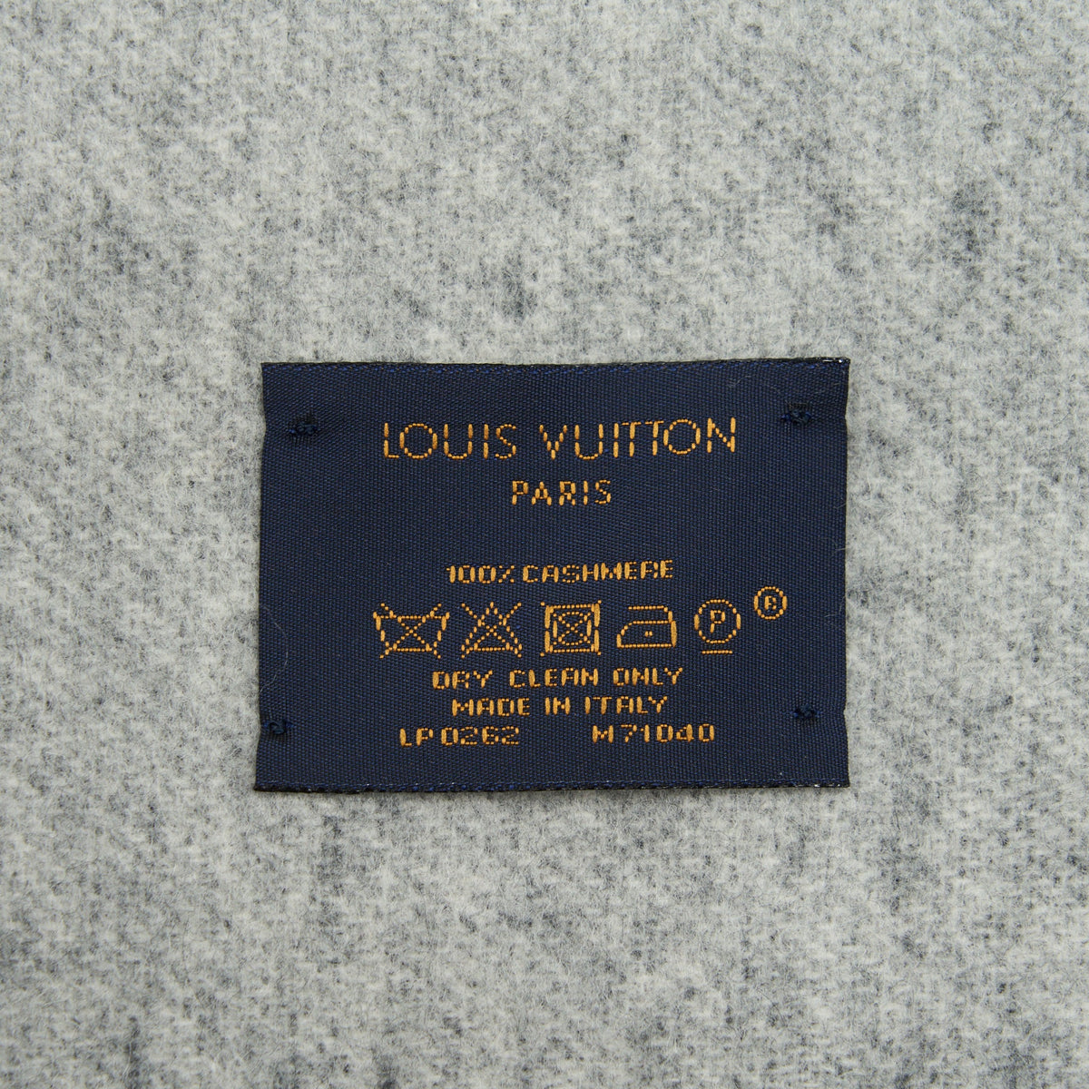 louis-vuitton-reykjavik-scarf-black-m71040