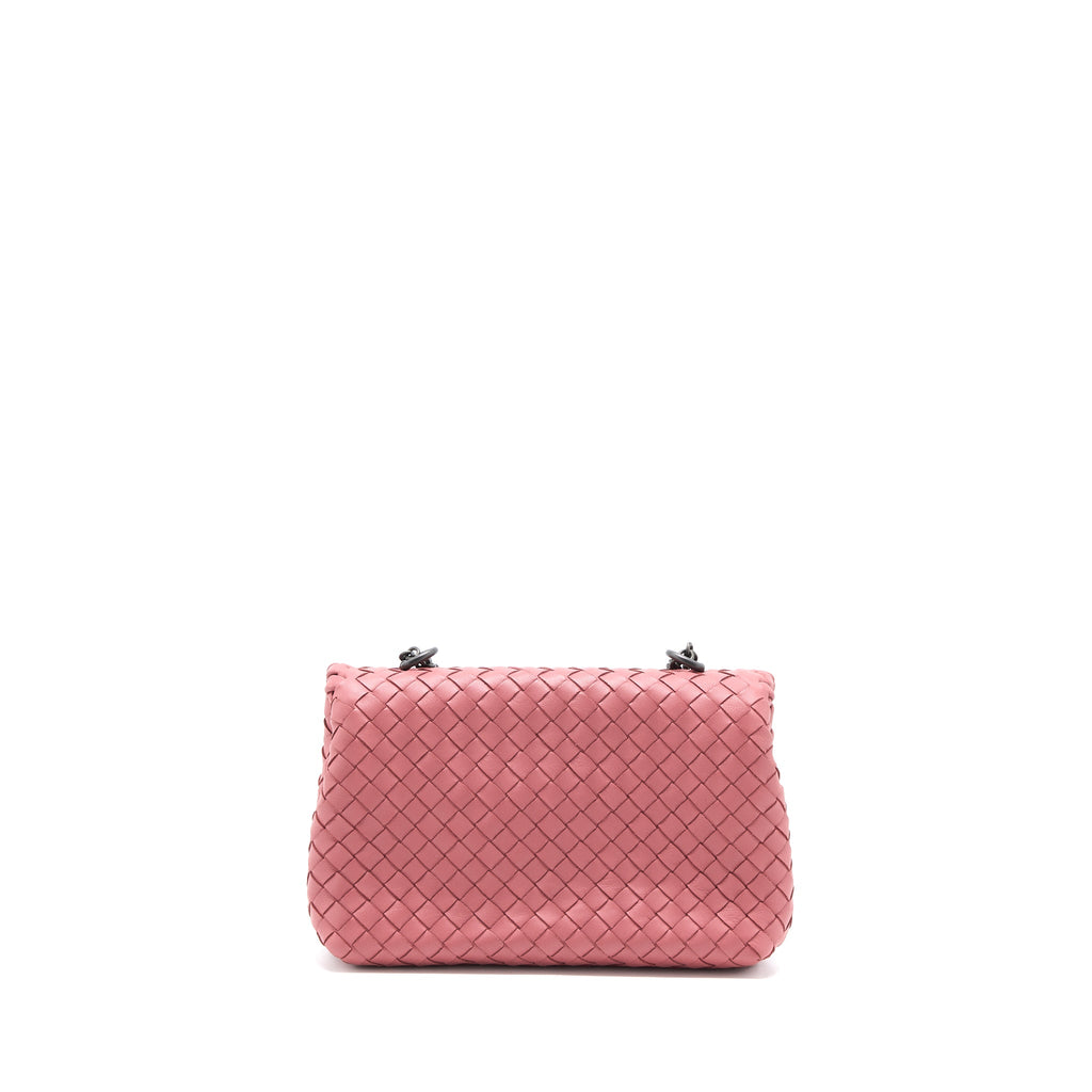 bottega-veneta-olympia-chain-bag-nappa-dark-pink-with-black-hardware