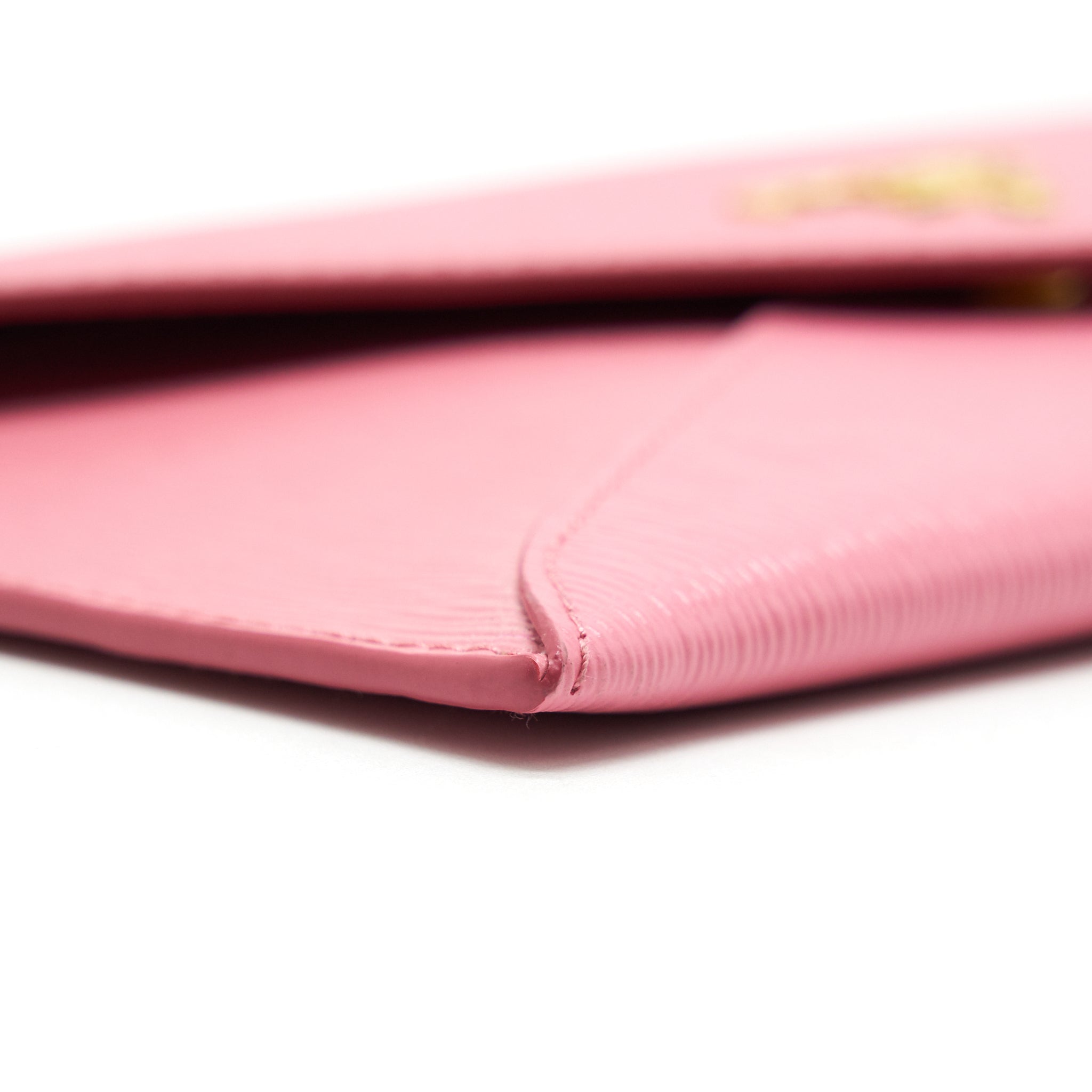 prada-saffiano-wallet-in-pink-ghw