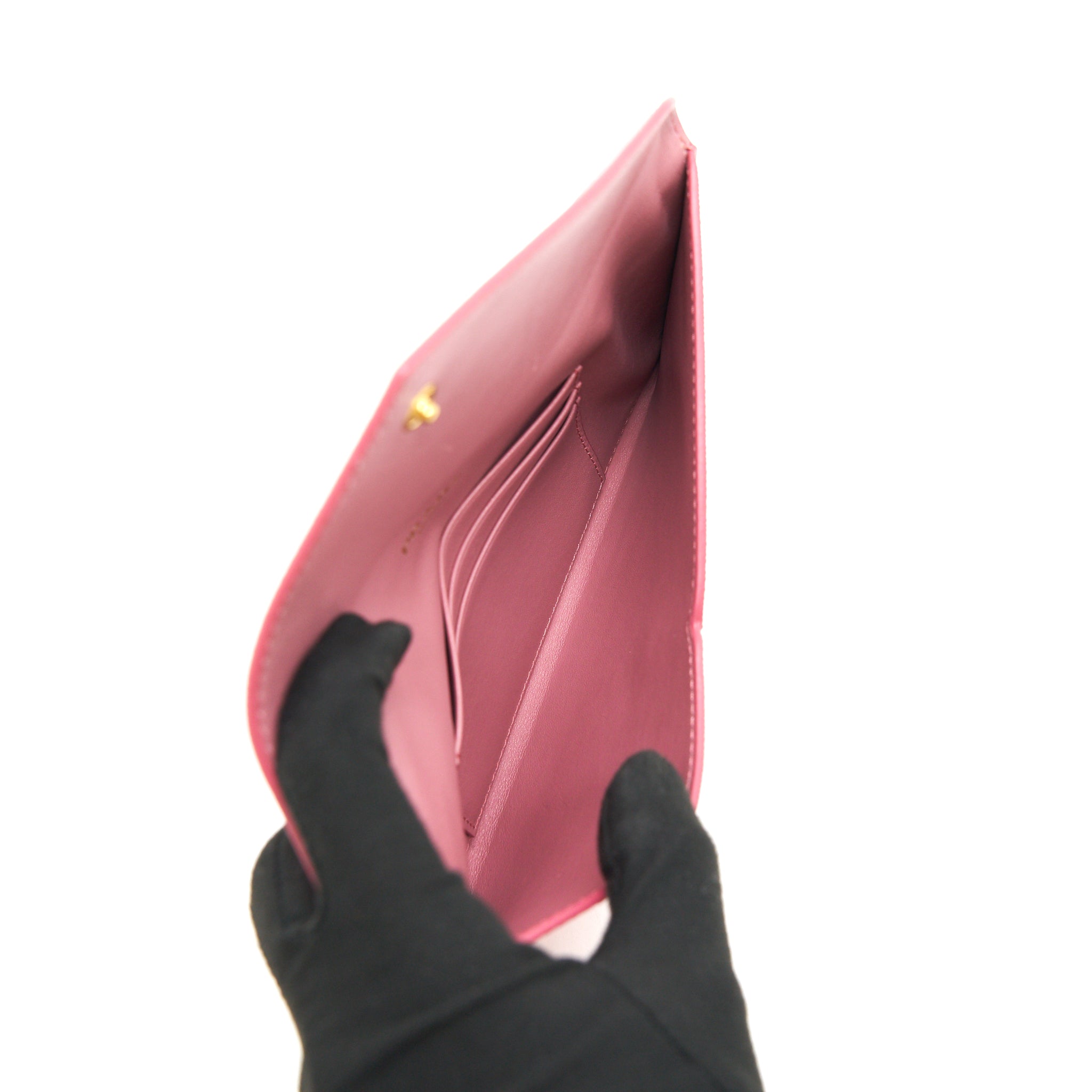 prada-saffiano-wallet-in-pink-ghw