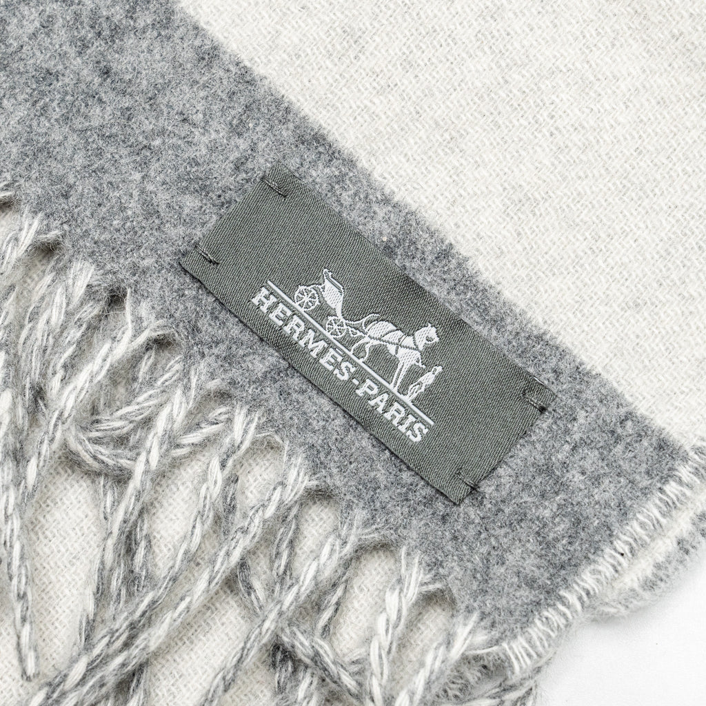 hermes-casque-love-story-muffler-cashmere-gris-clair-ivoire