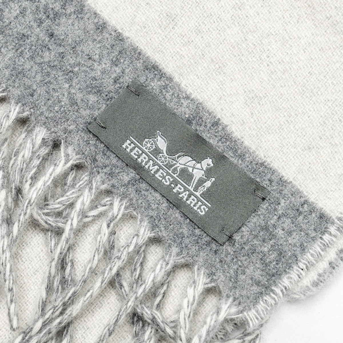 hermes-casque-love-story-muffler-cashmere-gris-clair-ivoire