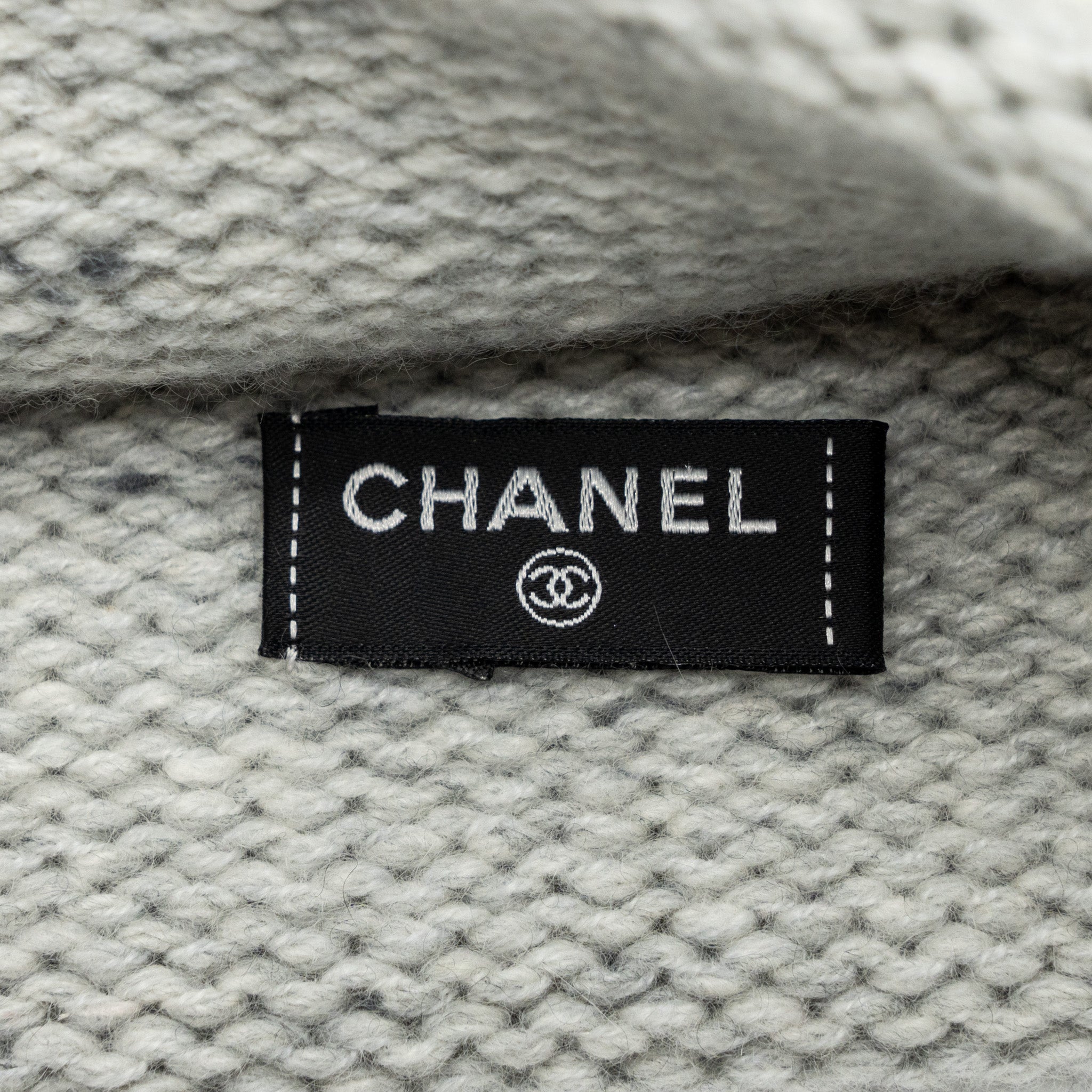 chanel-cc-logo-beanie-cashmere-silk-light-grey
