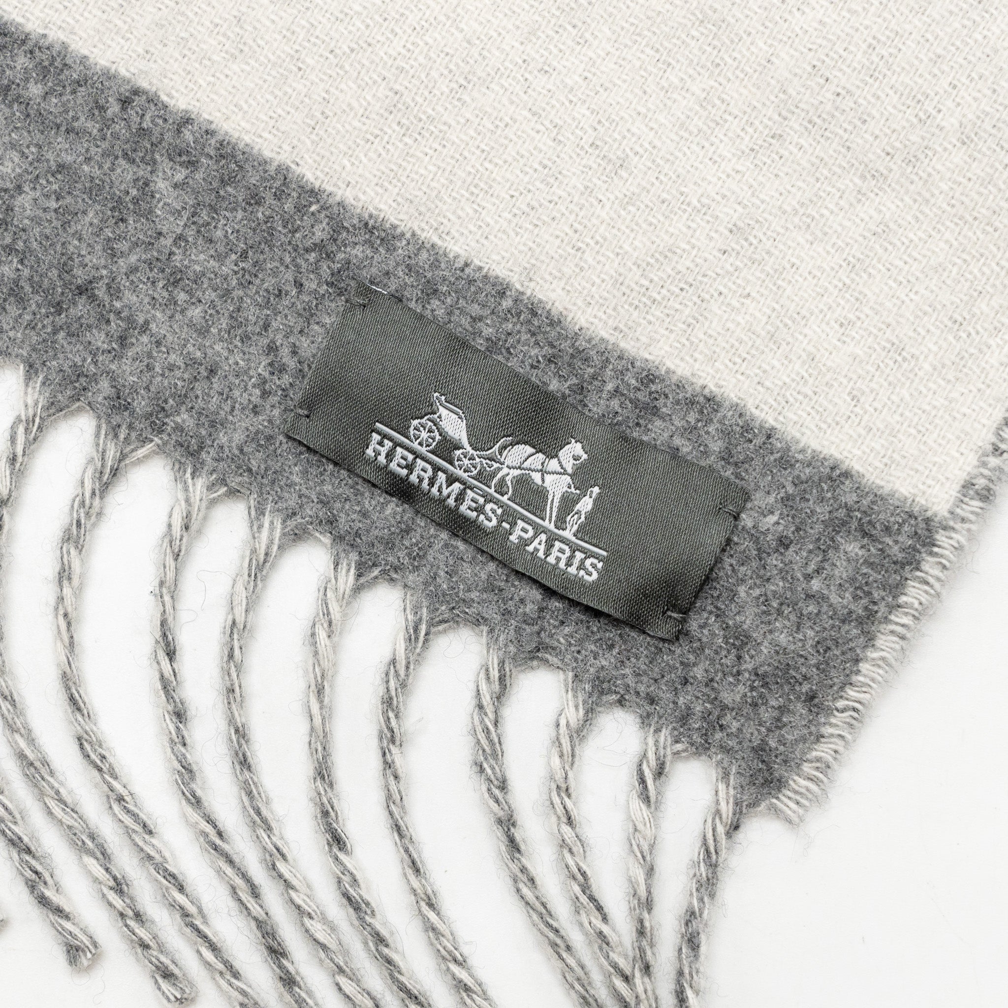 hermes-casaque-love-story-muffler-cashmere-gris-clair-ivoire-copy
