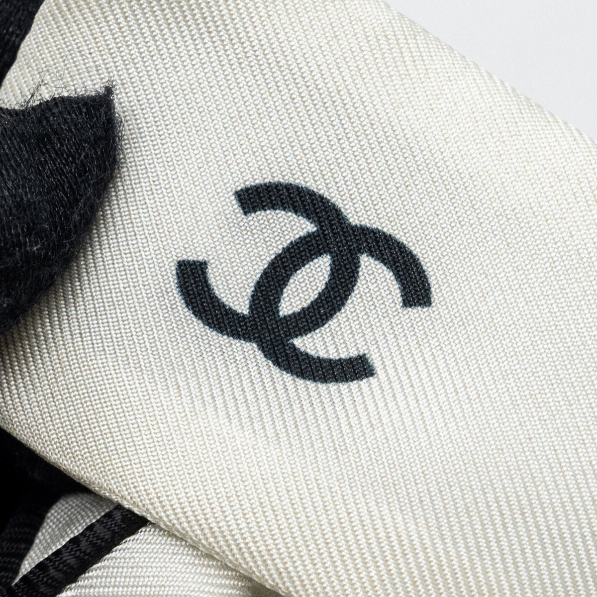 chanel-23p-hair-tie-silk-twill-black-white