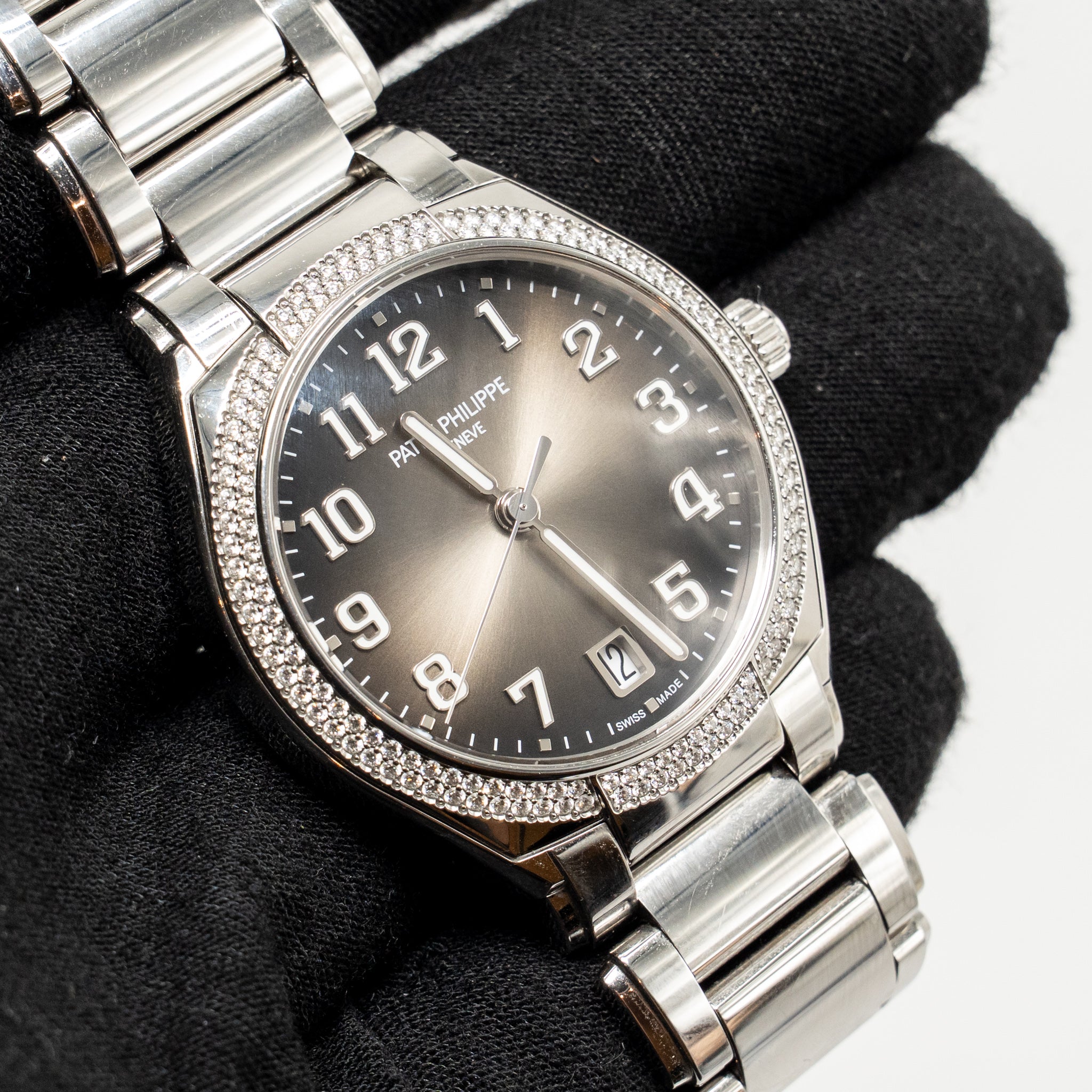 patek-philippe-twenty-4-7300-1200a-010-sunburst-gray-with-black-gradient-rim