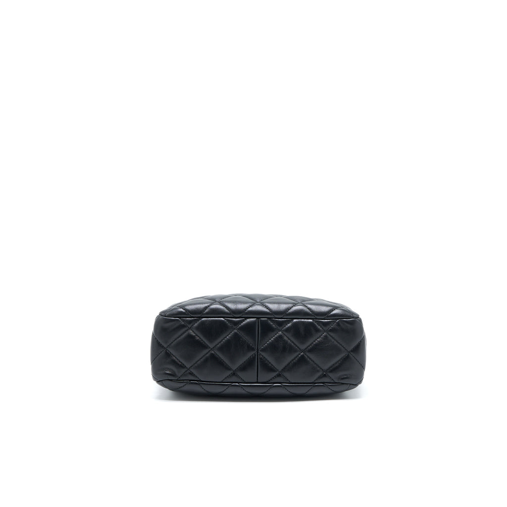 chanel-seasonal-tote-bag-lambskin-black-brushed-ghwmicrochip