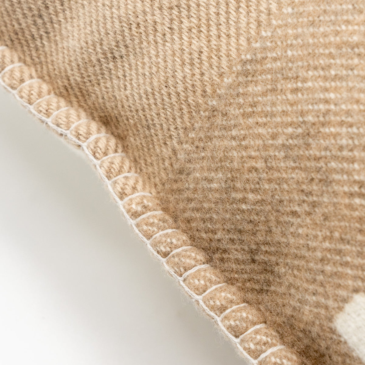 hermes-avalon-vibration-pillow-small-model-ecru-natural-1