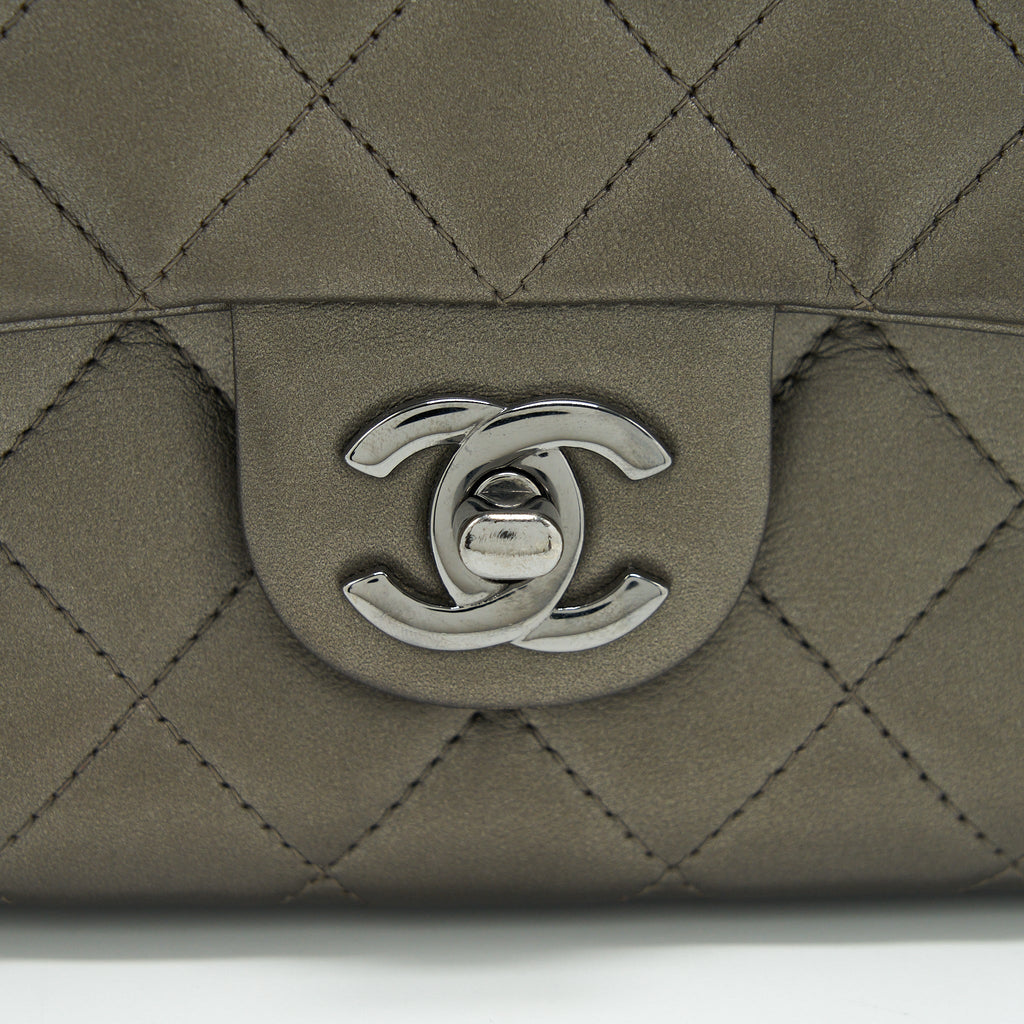 chanel-flap-and-zippy-mini-pouch-with-chain-lambskin-metallic-brownish-grey-with-dark-grey-hardware