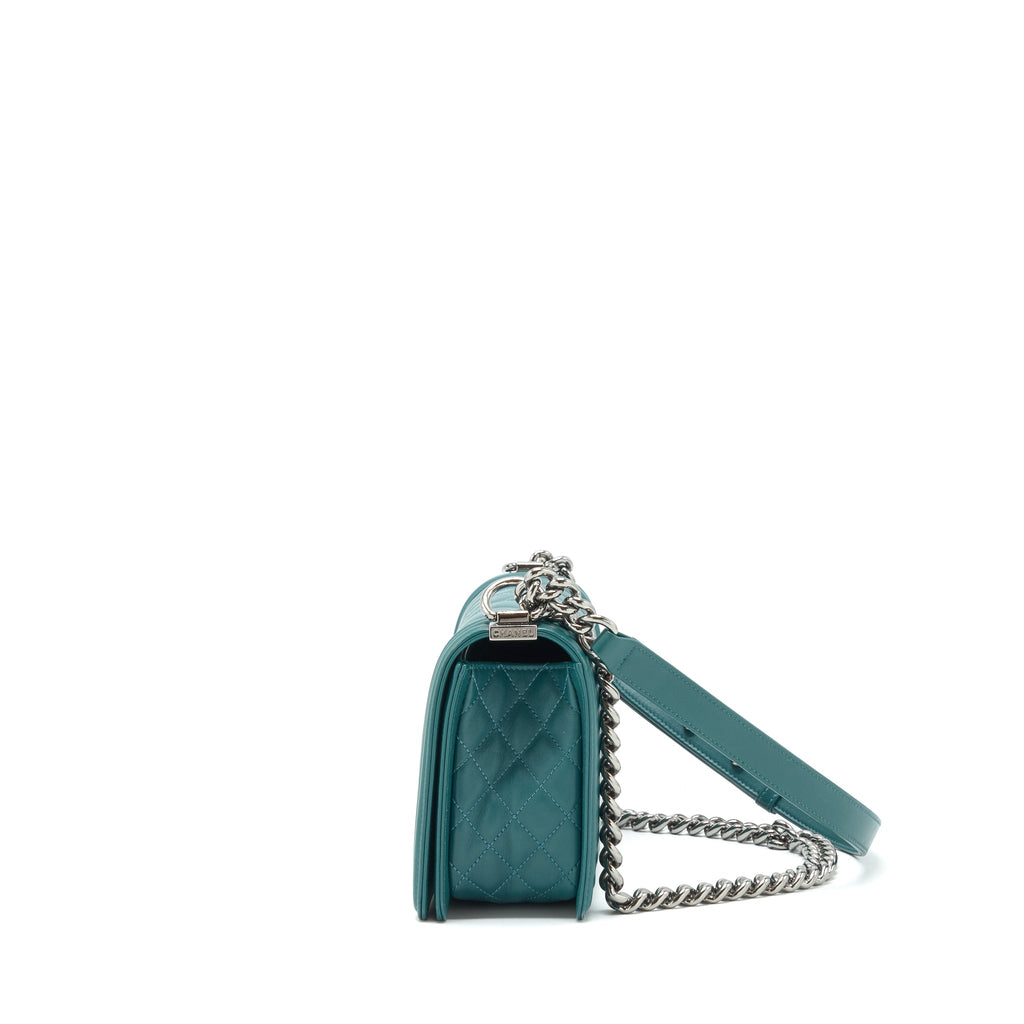 chanel-medium-boy-lambskin-green-shw