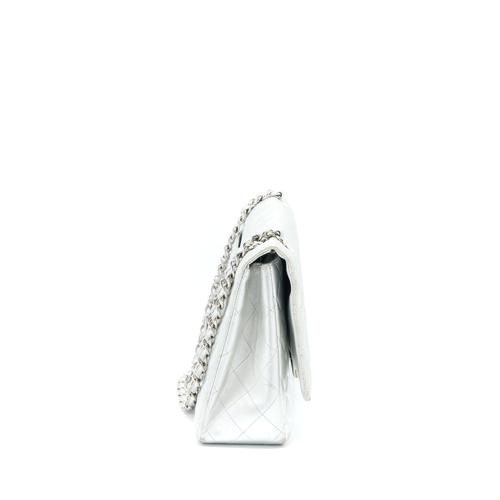 chanel-maxi-classic-single-flap-bag-lambskin-silver-shw