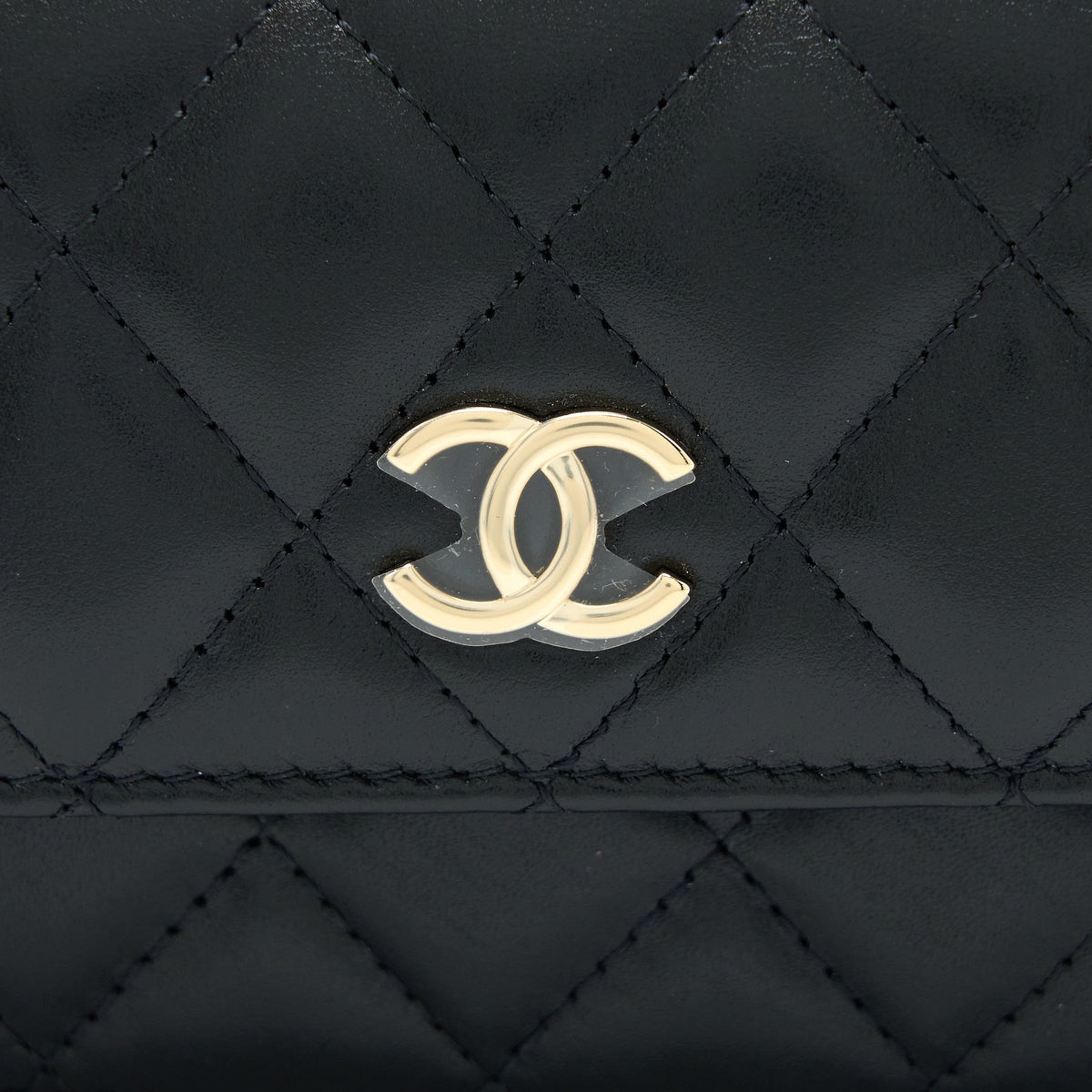 chanel-mini-bag-with-giant-pearl-chain-lambskin-black-lghw