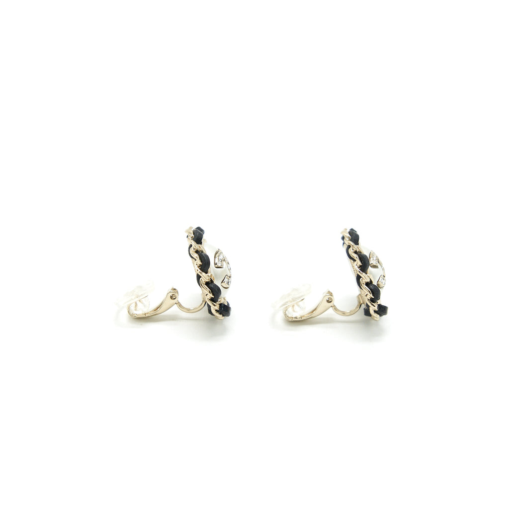 chanel-22p-round-ear-clip-lghw