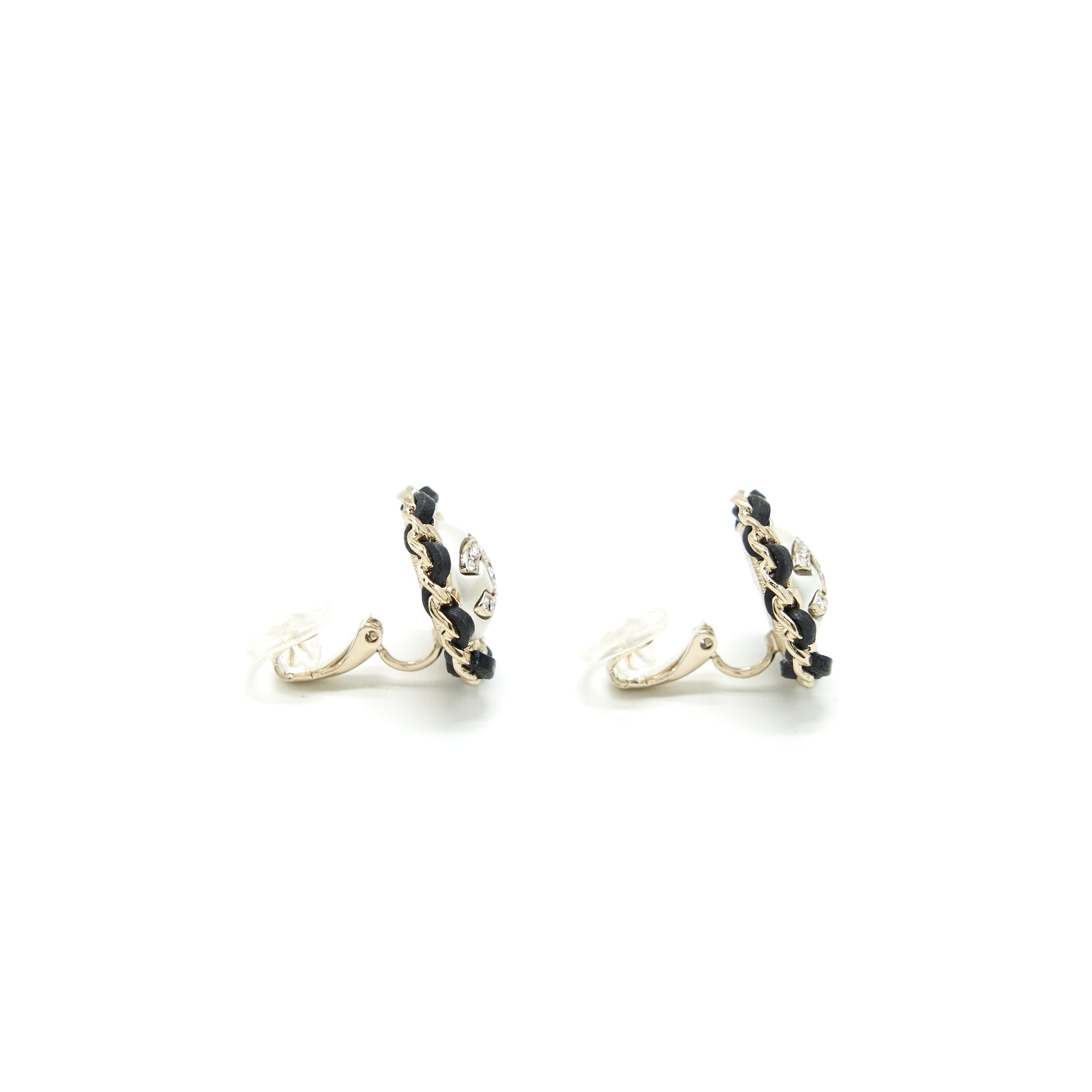 chanel-22p-round-ear-clip-lghw