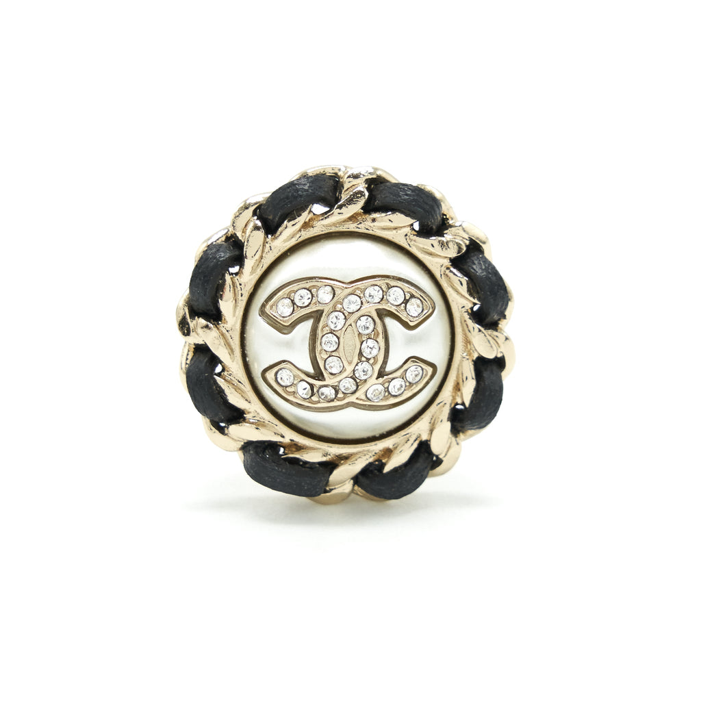 chanel-22p-round-ear-clip-lghw