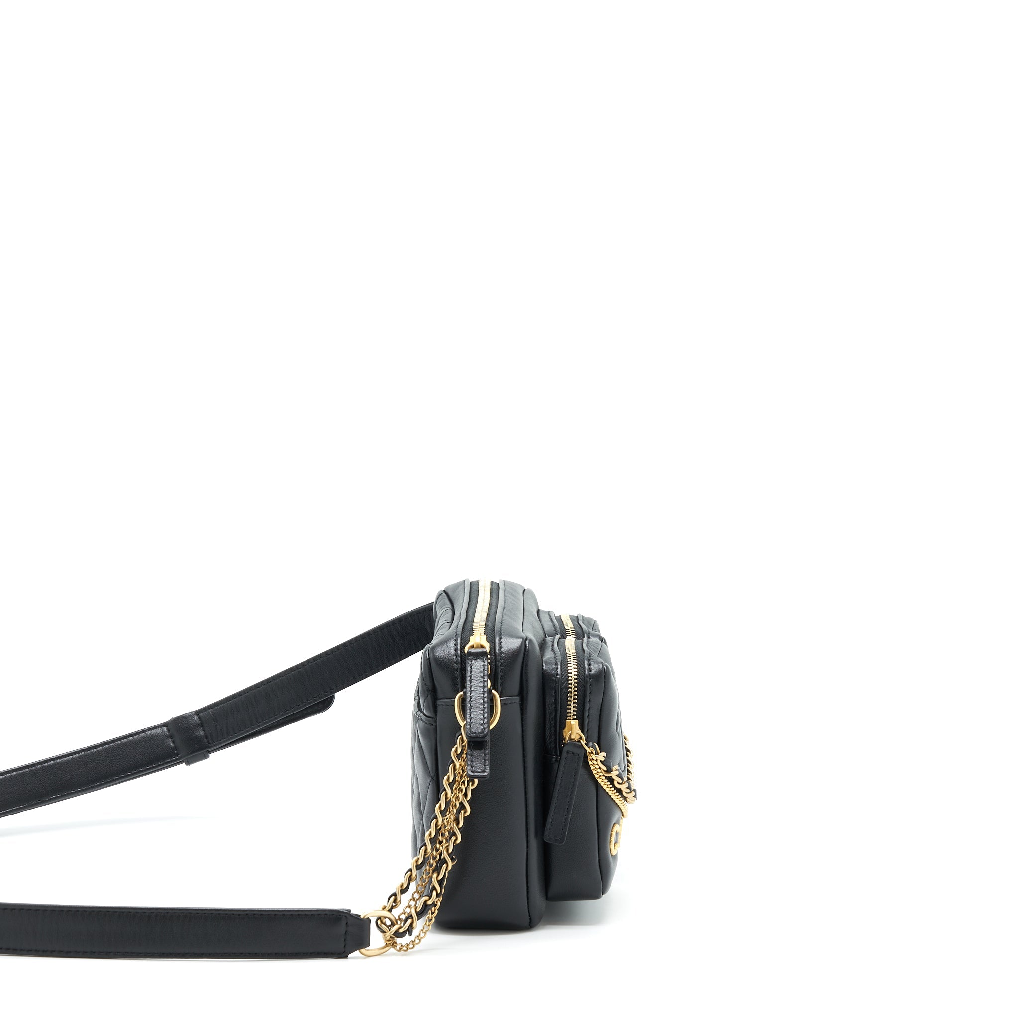 chanel-22c-camera-bag-calfskin-black-ghwmicrochip