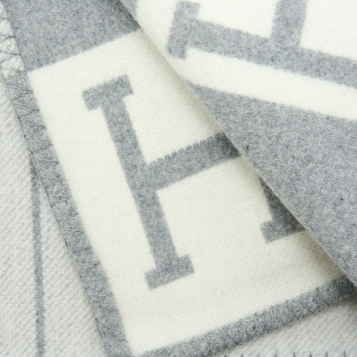 hermes-avalon-throw-blanket-gris-clair-4