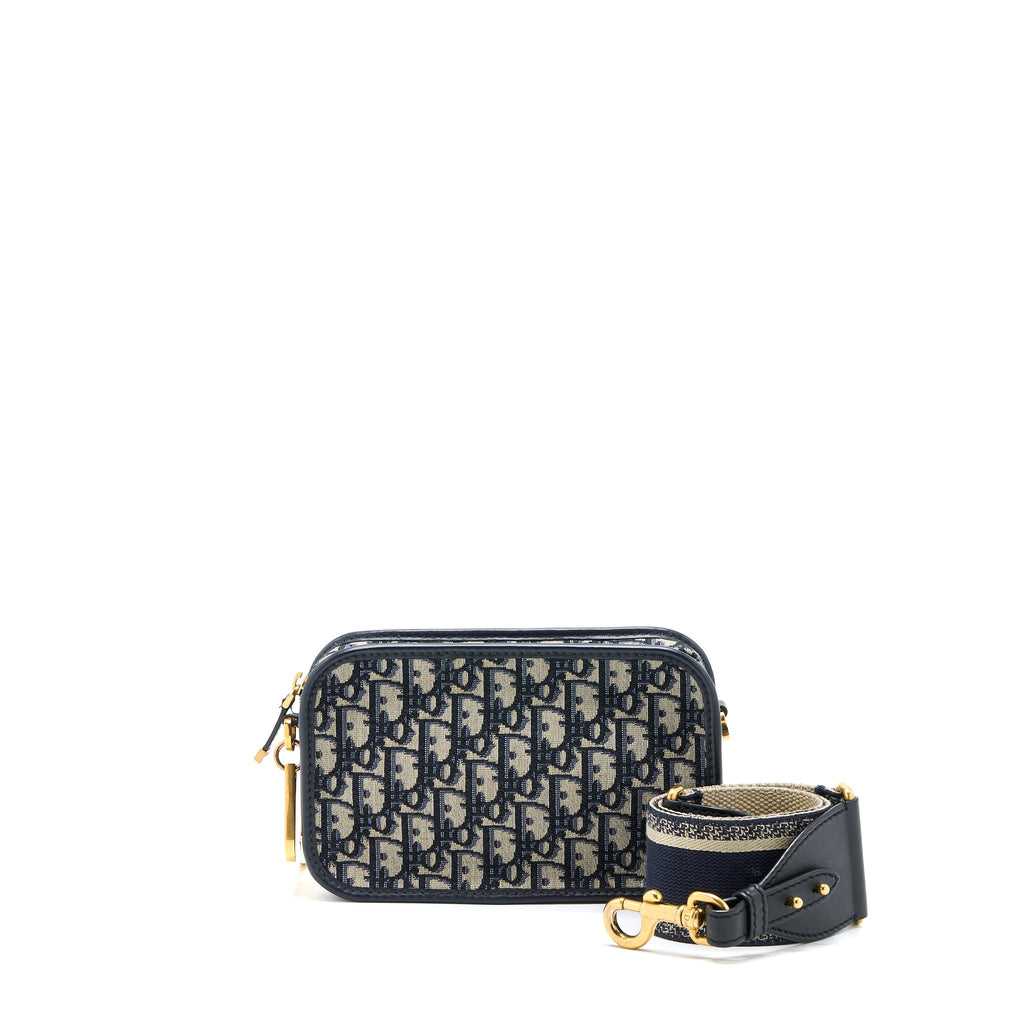 dior-diorquake-pouch-blue-oblique-canvas-with-an-extra-strap