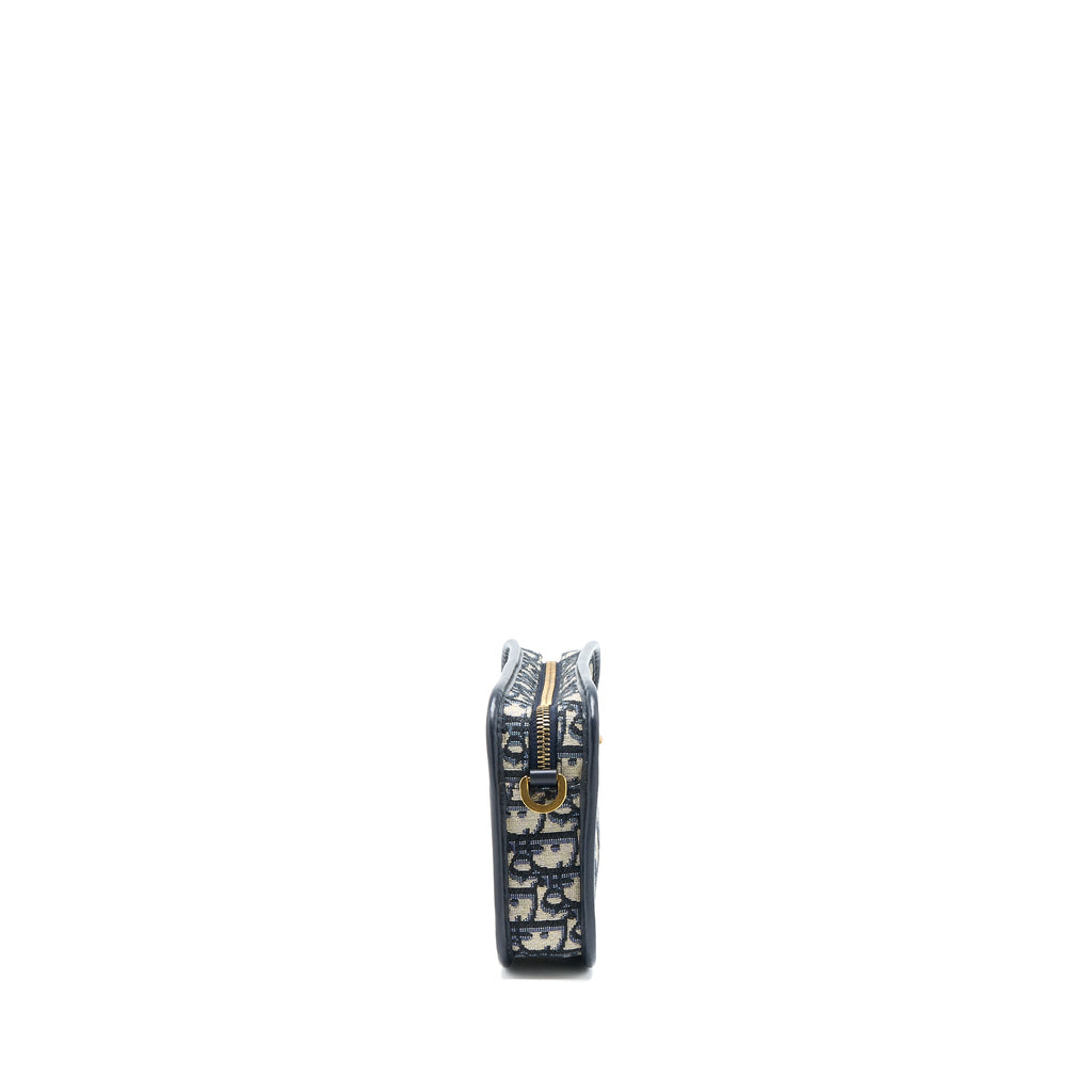 dior-diorquake-pouch-blue-oblique-canvas-with-an-extra-strap