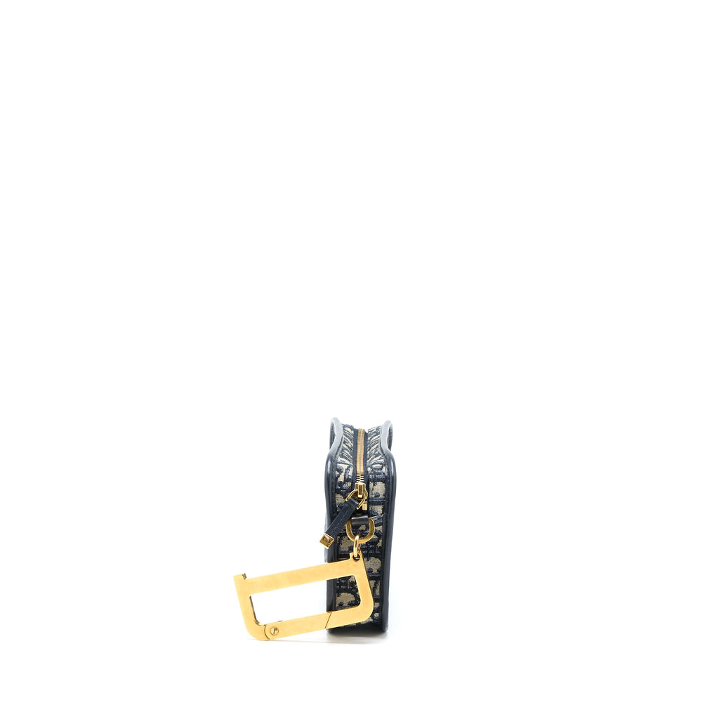 dior-diorquake-pouch-blue-oblique-canvas-with-an-extra-strap